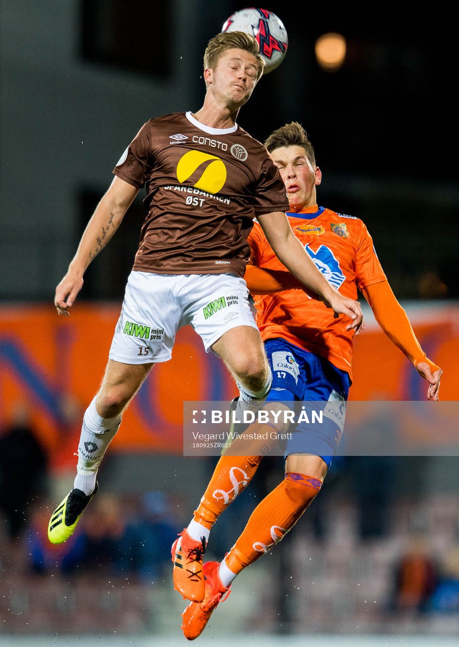 Mathias Fredriksen of Mjøndalen and Sondre Fet of Aalesund during the OBOS-ligaen match between Mjøndalen and Aalesund on September 25, 2018 in Mjøndalen.