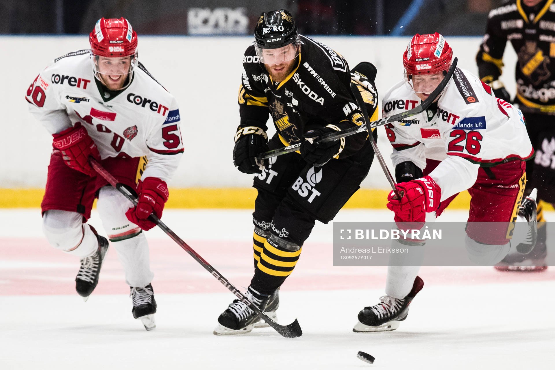 s Sam Marklund i kamp om pucken med Modos Tim Wahlgren och