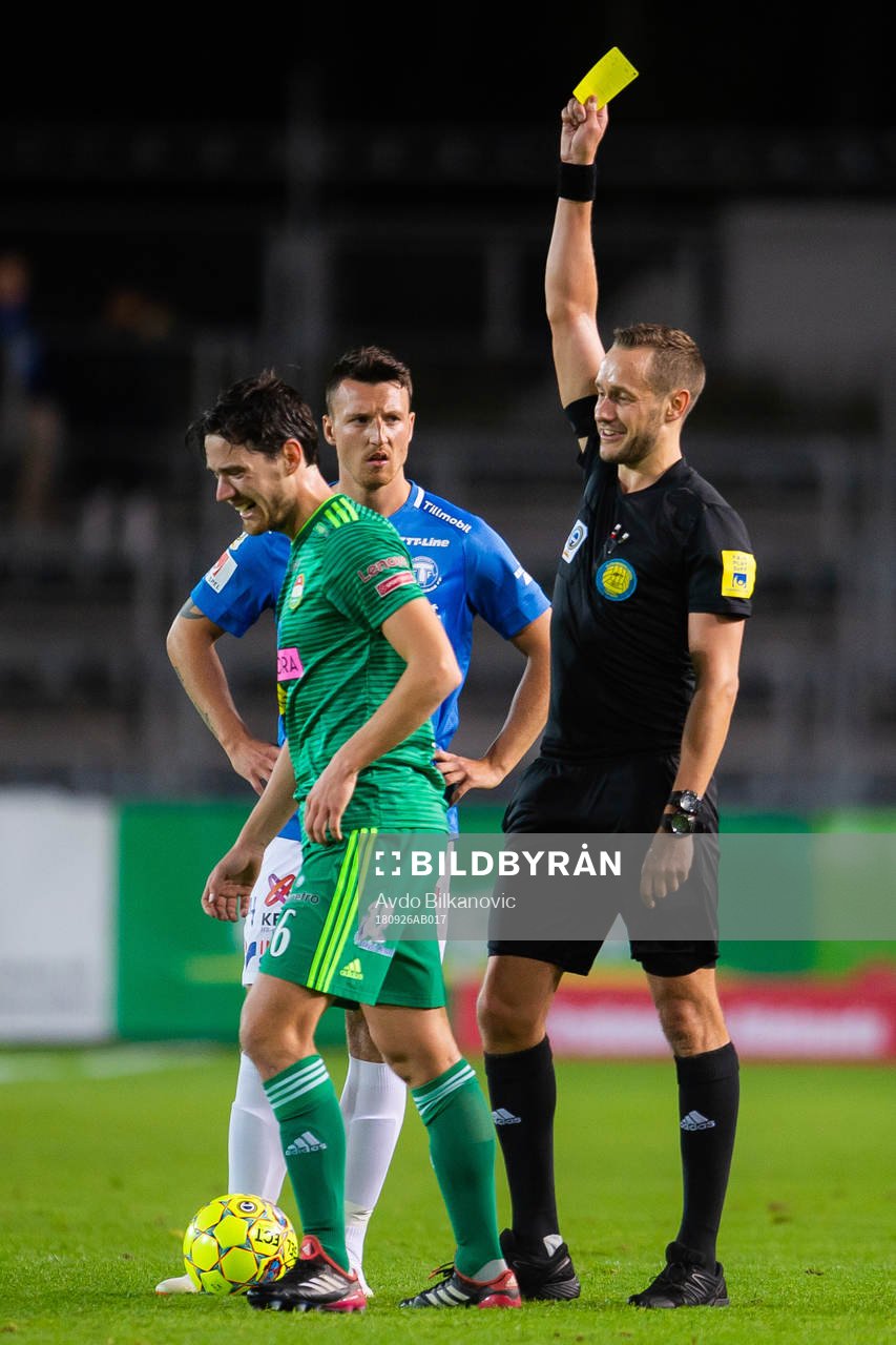 Domare Vicktor Wolf delar ut varning till Dalkurds Robin