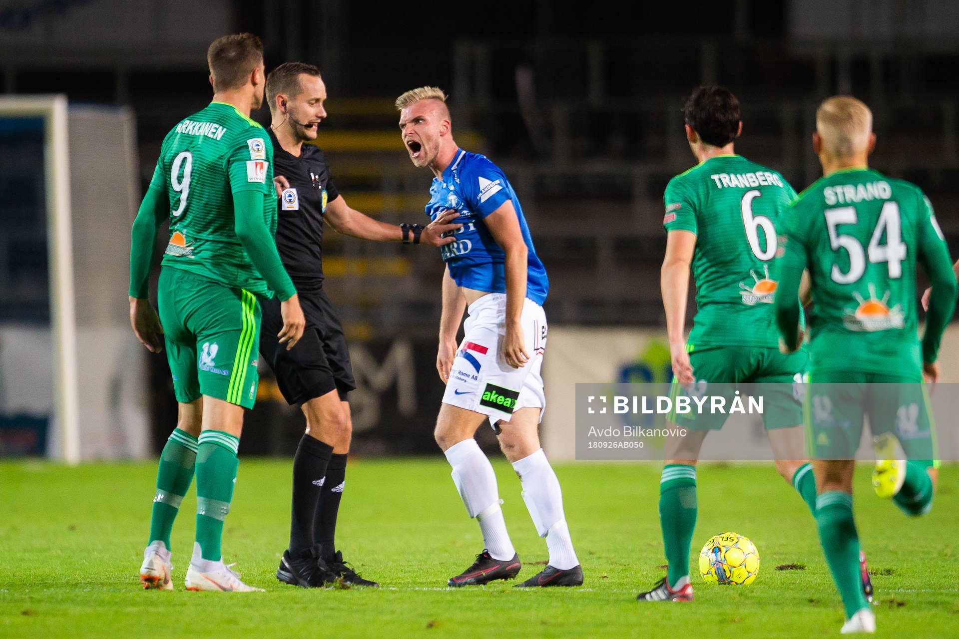 Trelleborgs Robin Nilsson agerar mot Dalkurds Eero Markkanen