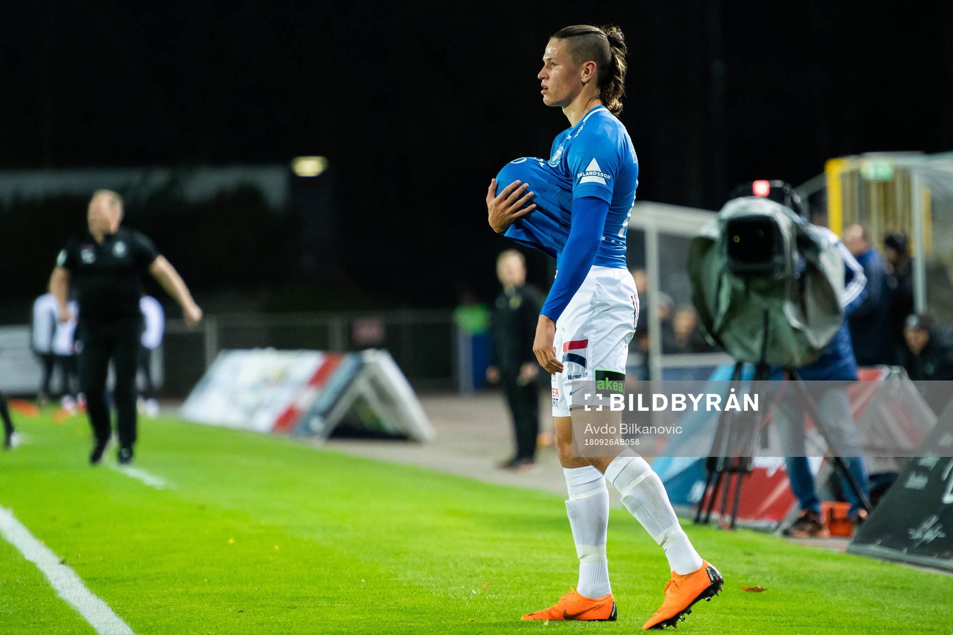 Trelleborgs Isak Jönsson med bollen