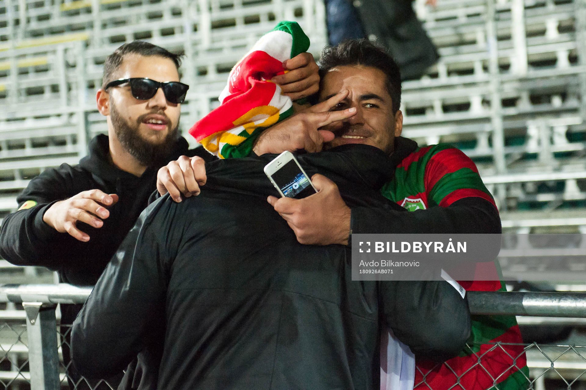Dalkurds Rawez Lawan jublar med en av supportrar