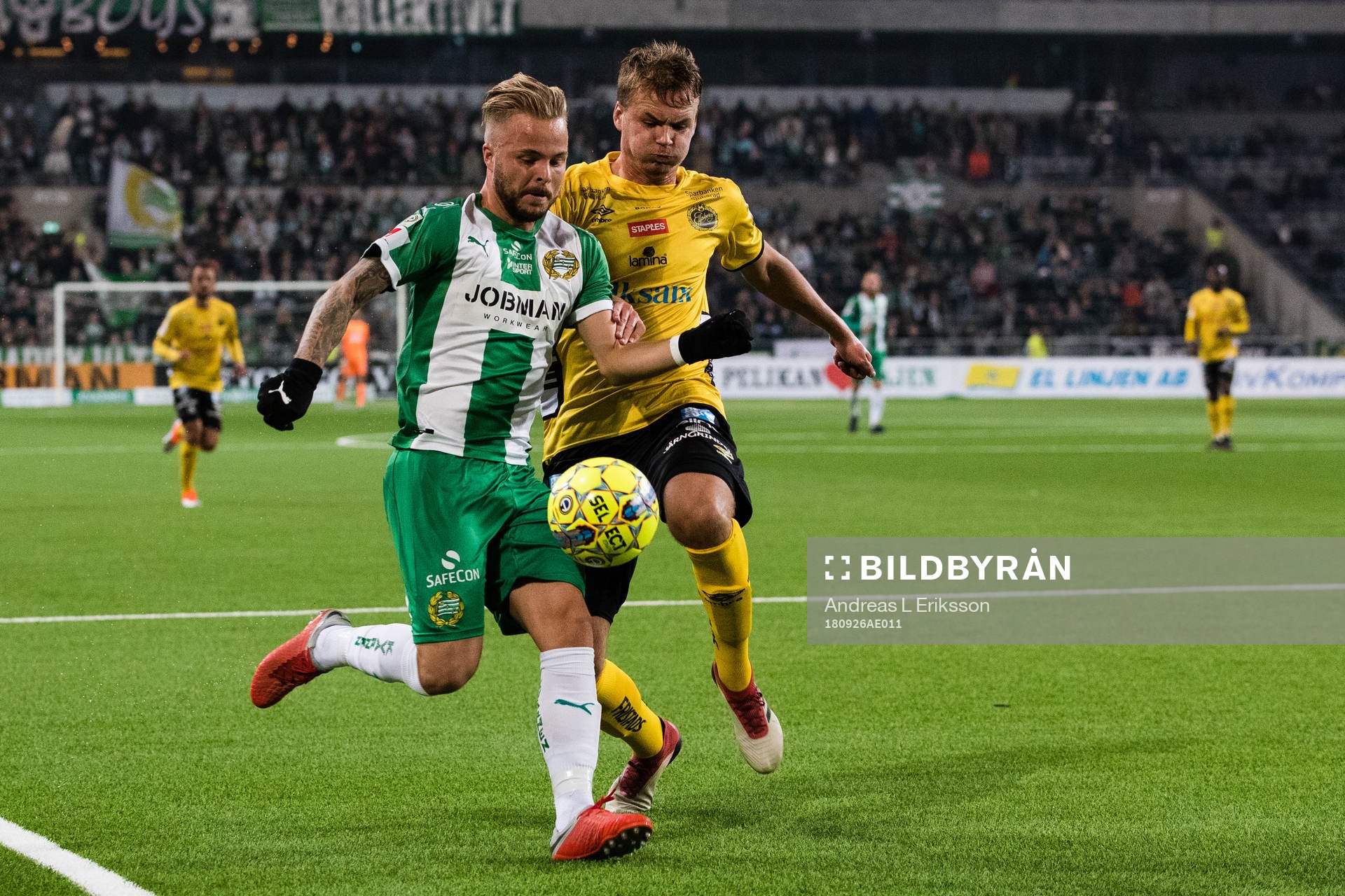 Hammarbys Sander Svendsen i kamp om bollen med Elfsborgs