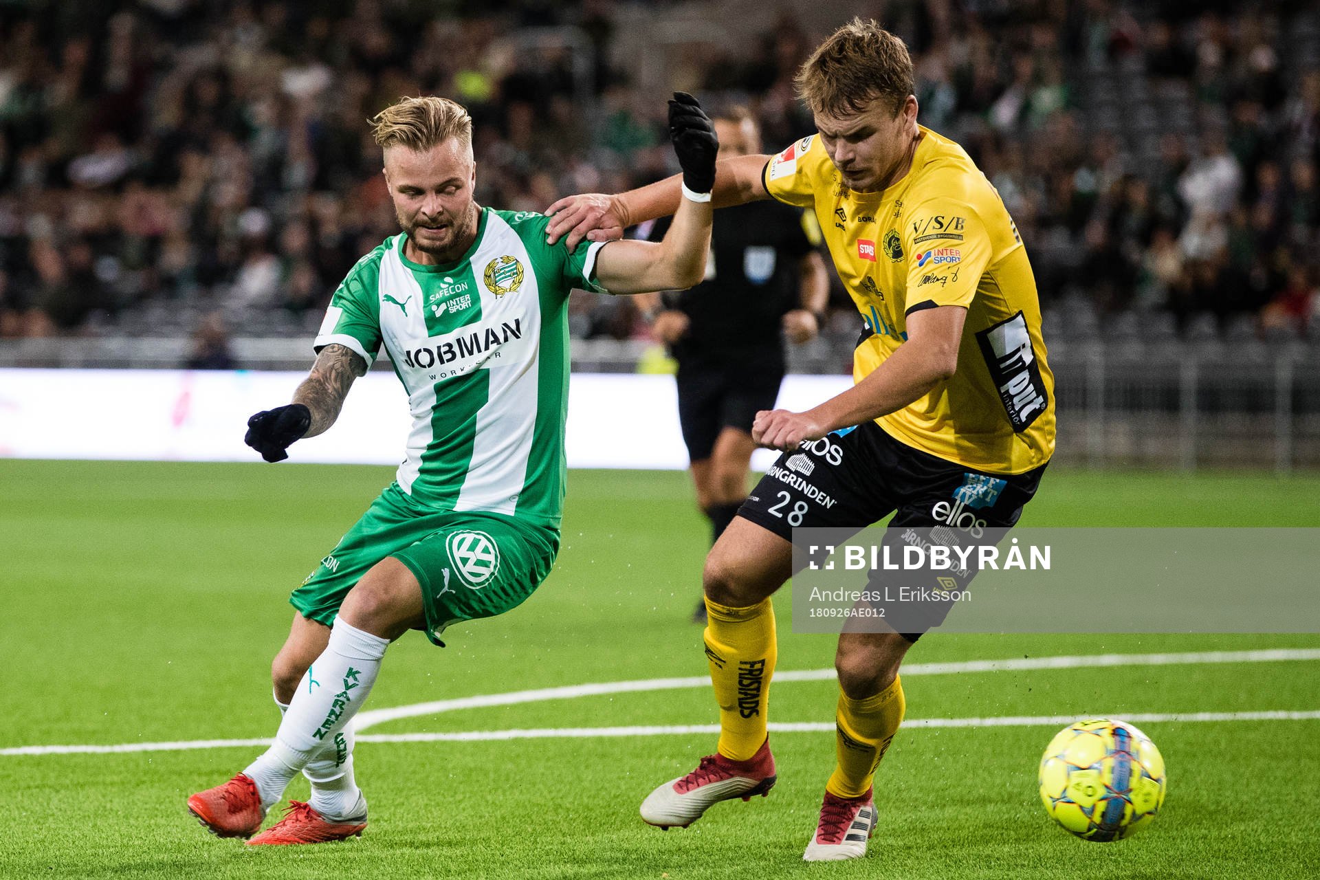 Hammarbys Sander Svendsen i kamp om bollen med Elfsborgs