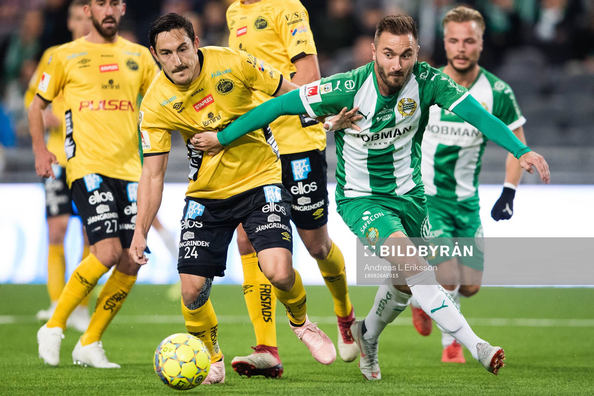 Elfsborgs Stefan Ishizaki i kamp om bollen med Hammarbys Muamer Tankovic under fotbollsmatchen i Allsvenskan mellan Hammarby och Elfsborg den 26 september 2018 i Stockholm.