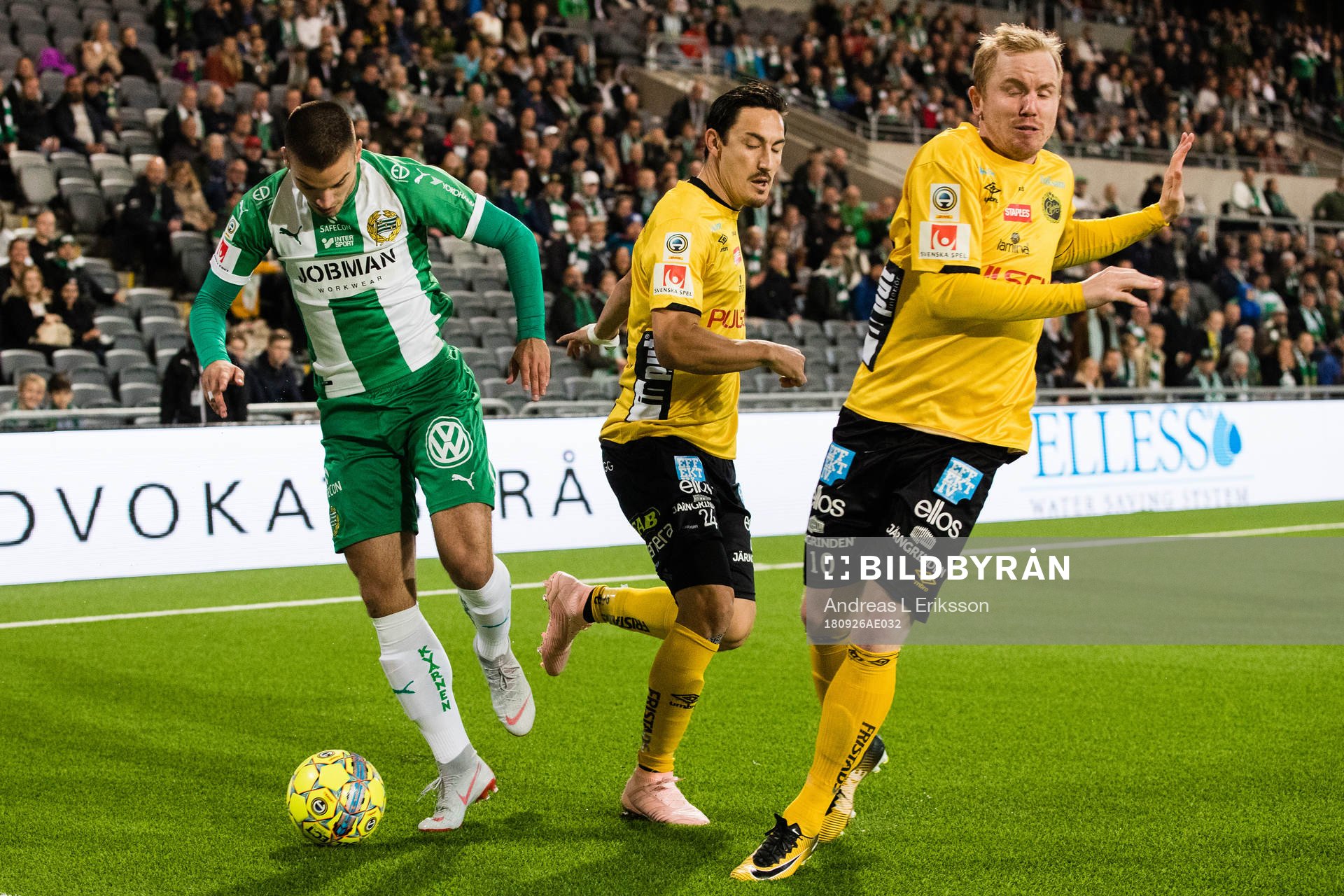 Hammarbys Vladimir Rodic i kamp om bollen med Elfsborgs
