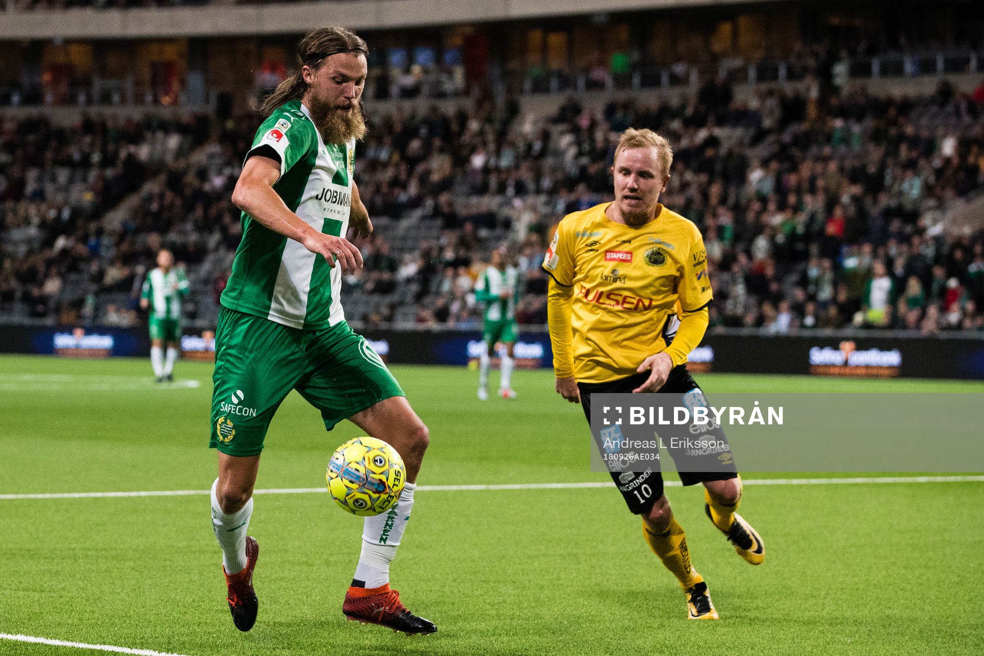 Hammarbys Björn Paulsen i kamp om bollen med Elfsborgs