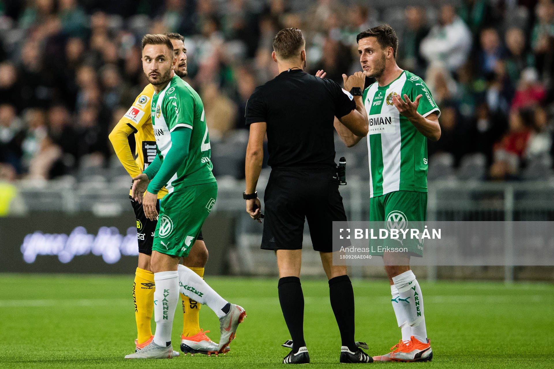 Hammarbys Muamer Tankovic och Jeppe Andersen talar med