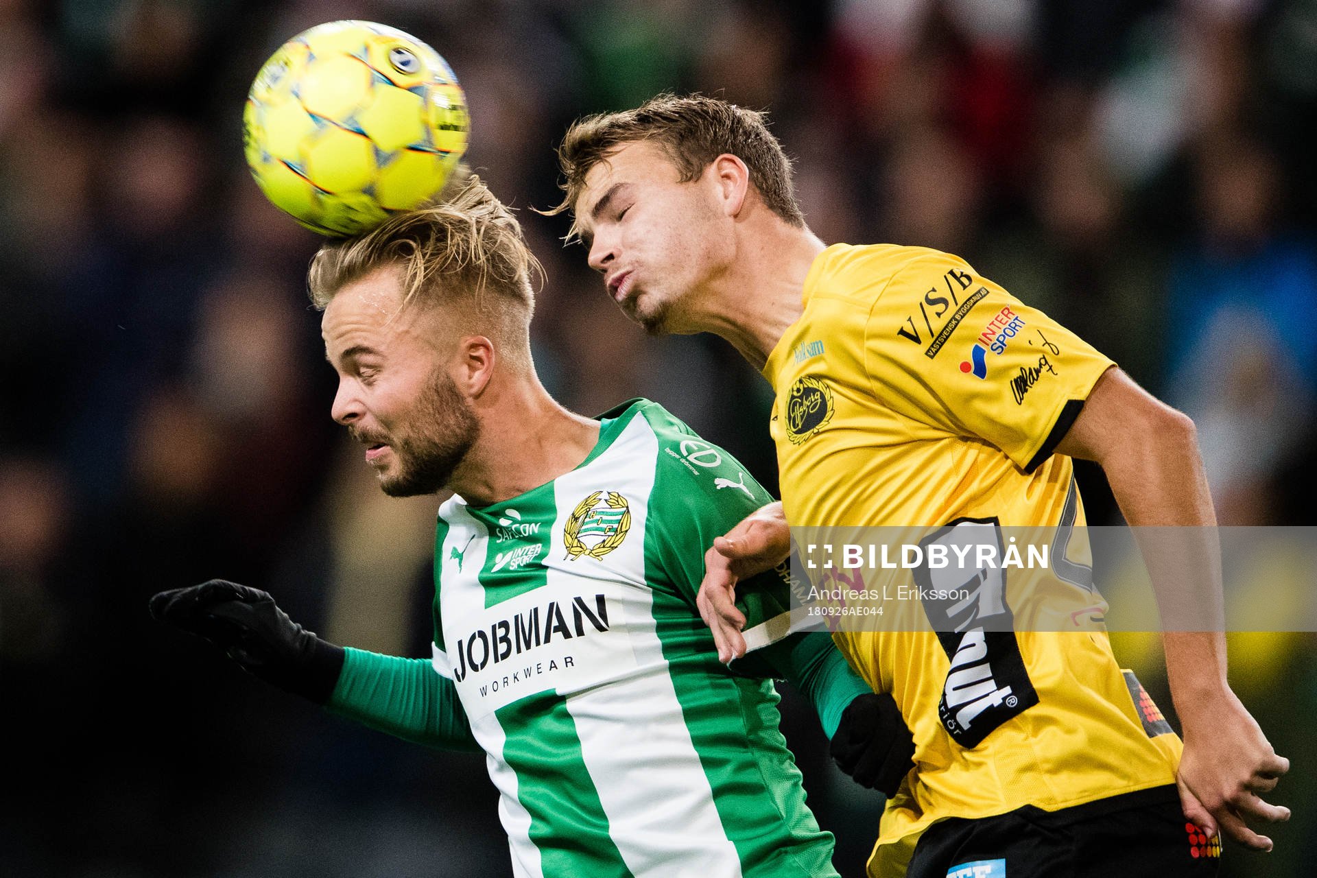 Hammarbys Sander Svendsen i en nickduell med Elfsborgs