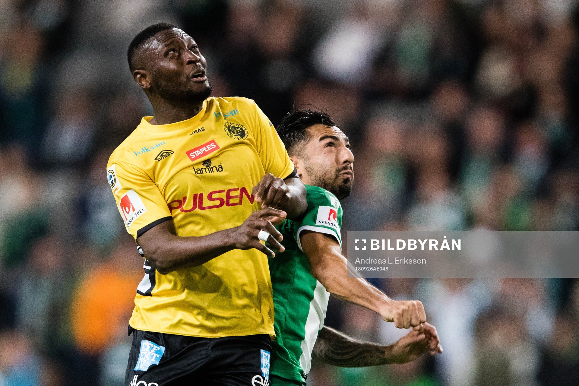 Elfsborgs Chinedu Obasi i en nickduell med Hammarbys Jiloan