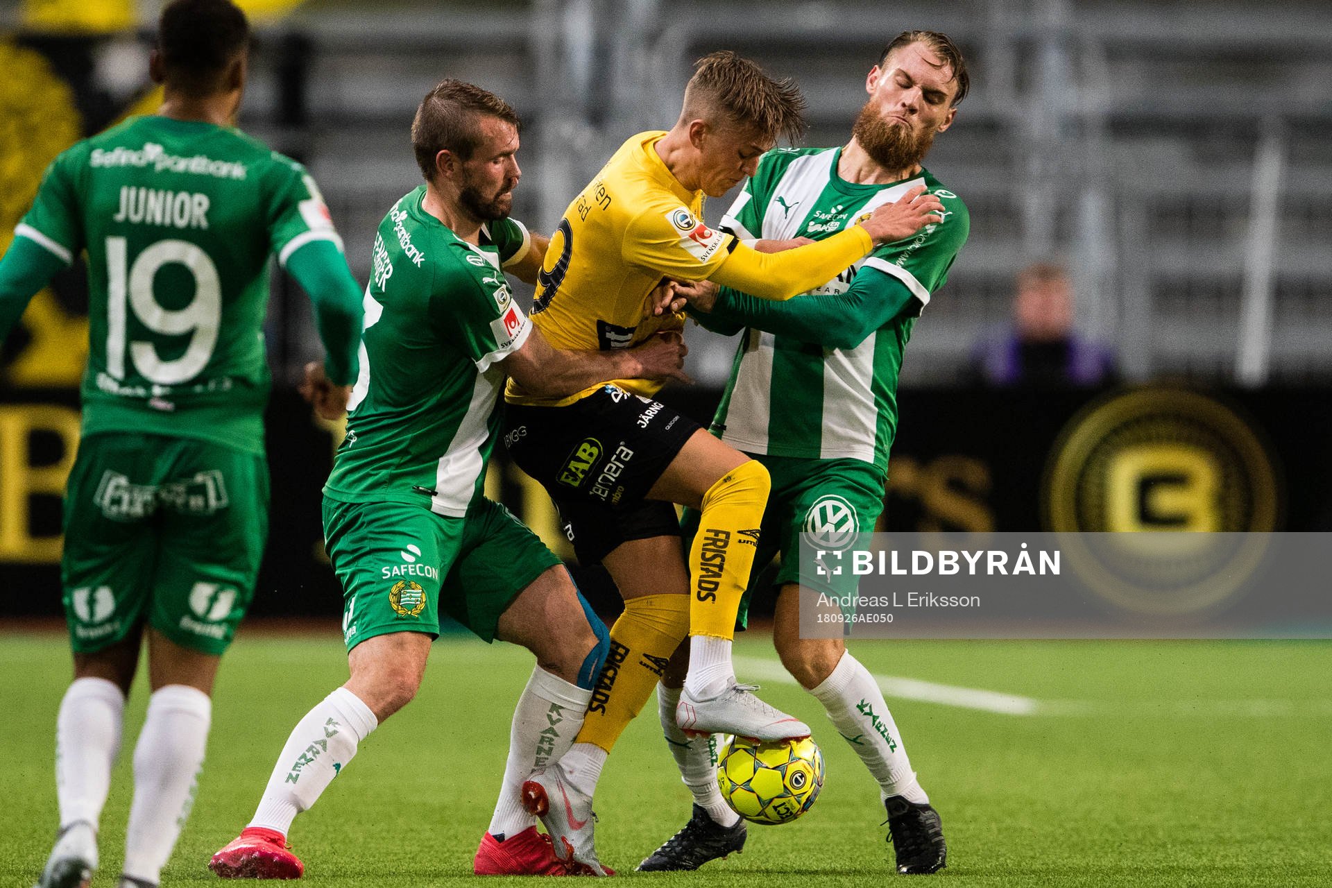 Hammarbys Neto Borges och David Fällman försvarar sig mot