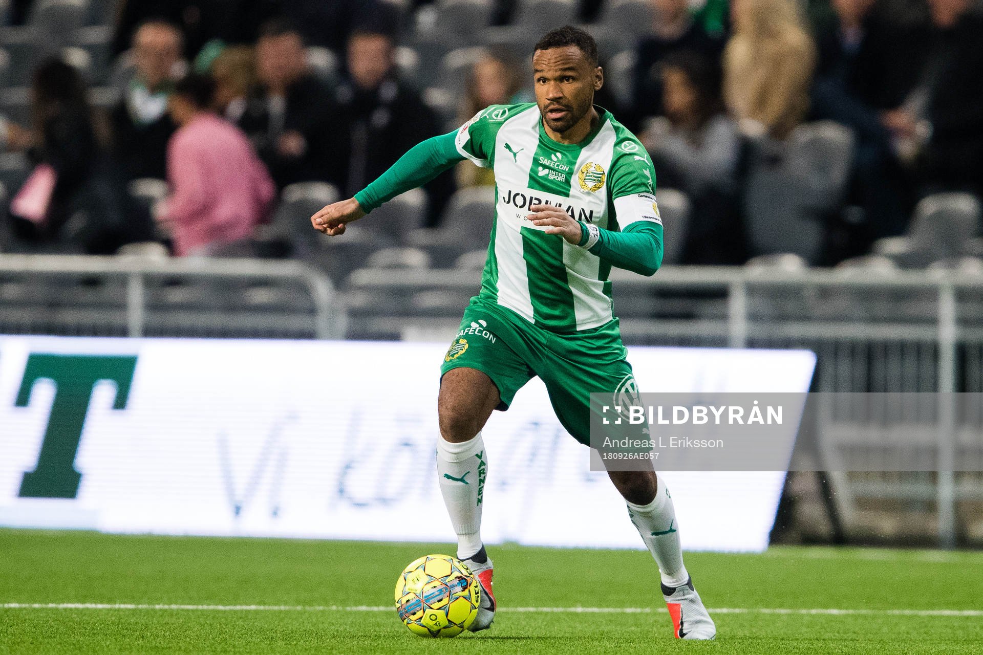 Hammarbys Serge-Junior Martinsson Ngouali med bollen