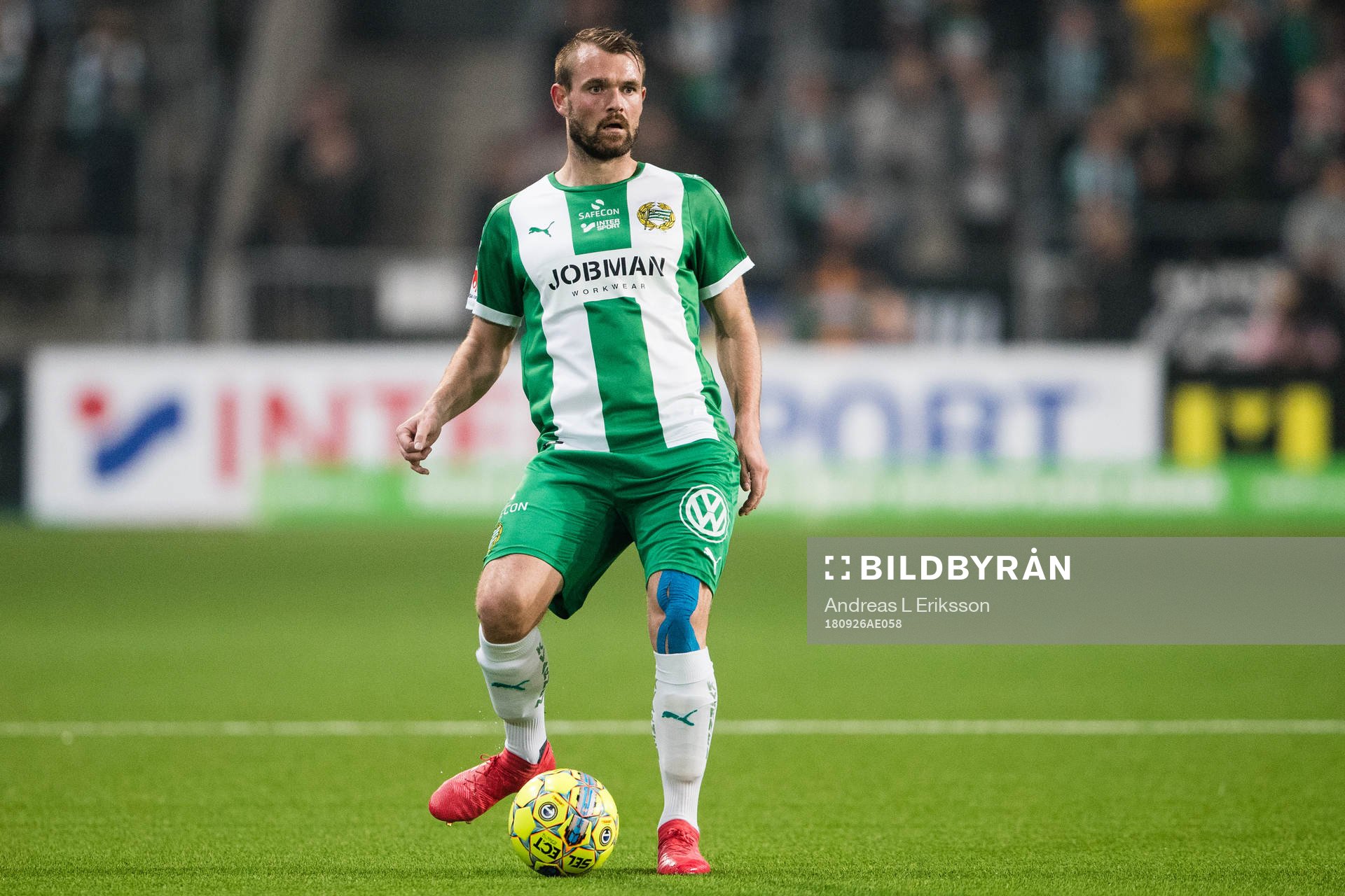 Hammarbys Mads Fenger Nielsen med bollen