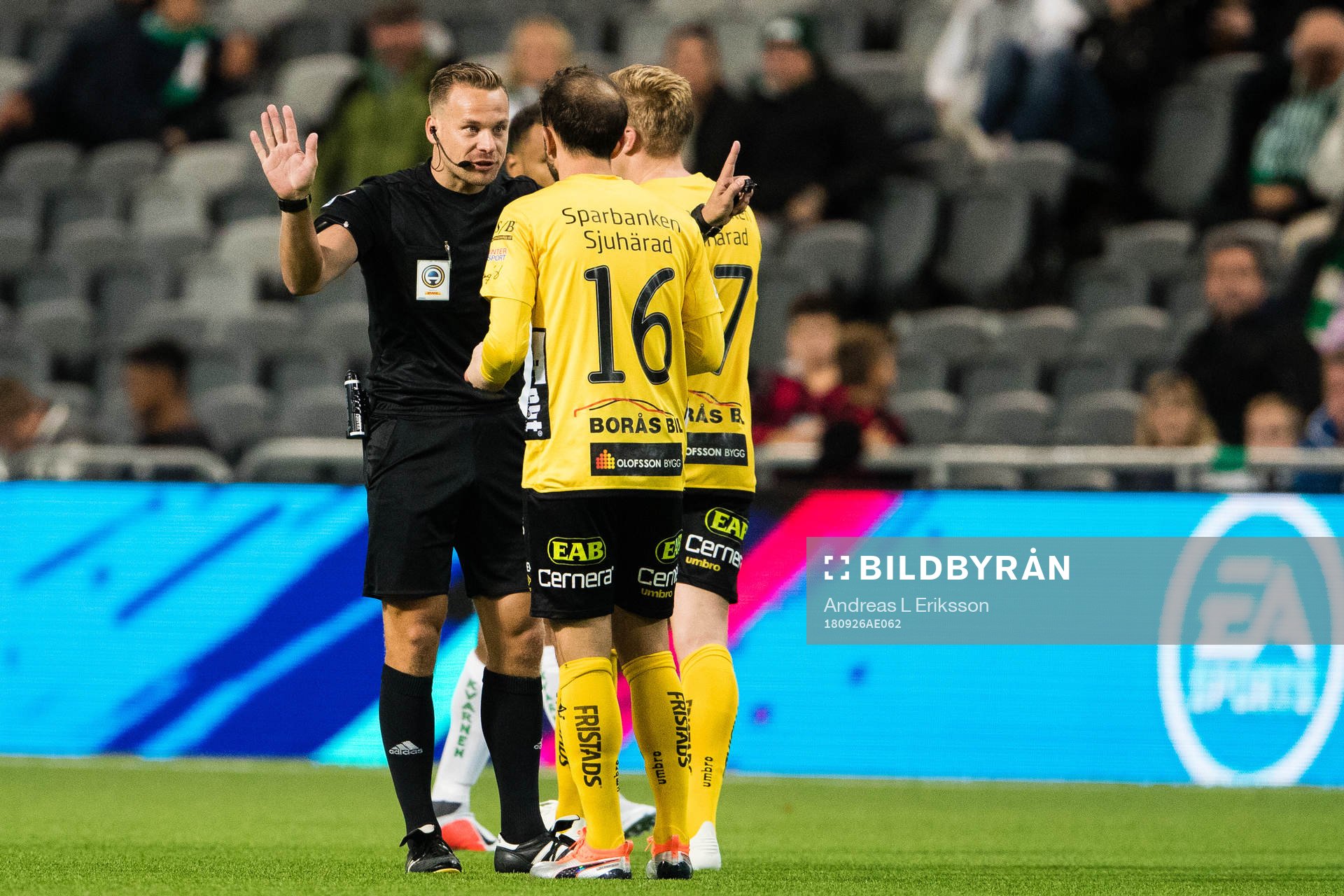 Domare Kristoffer Karlsson talar med Elfsborgs Robert Gojani