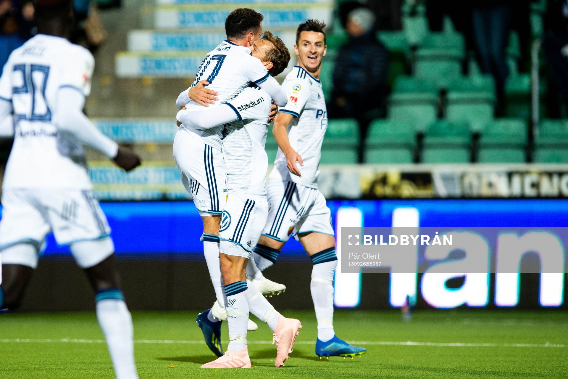 Djurgårdens Kerim Mrabti och Jesper Karlström jublar
