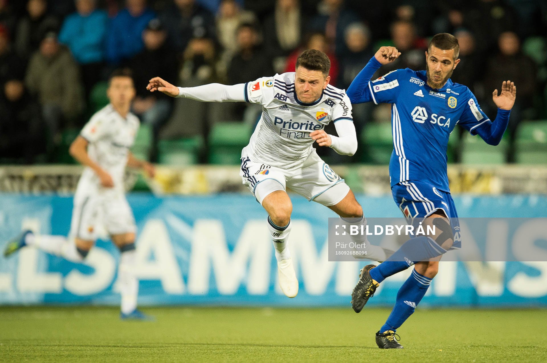 Djurgårdens Kerim Mrabti tacklas