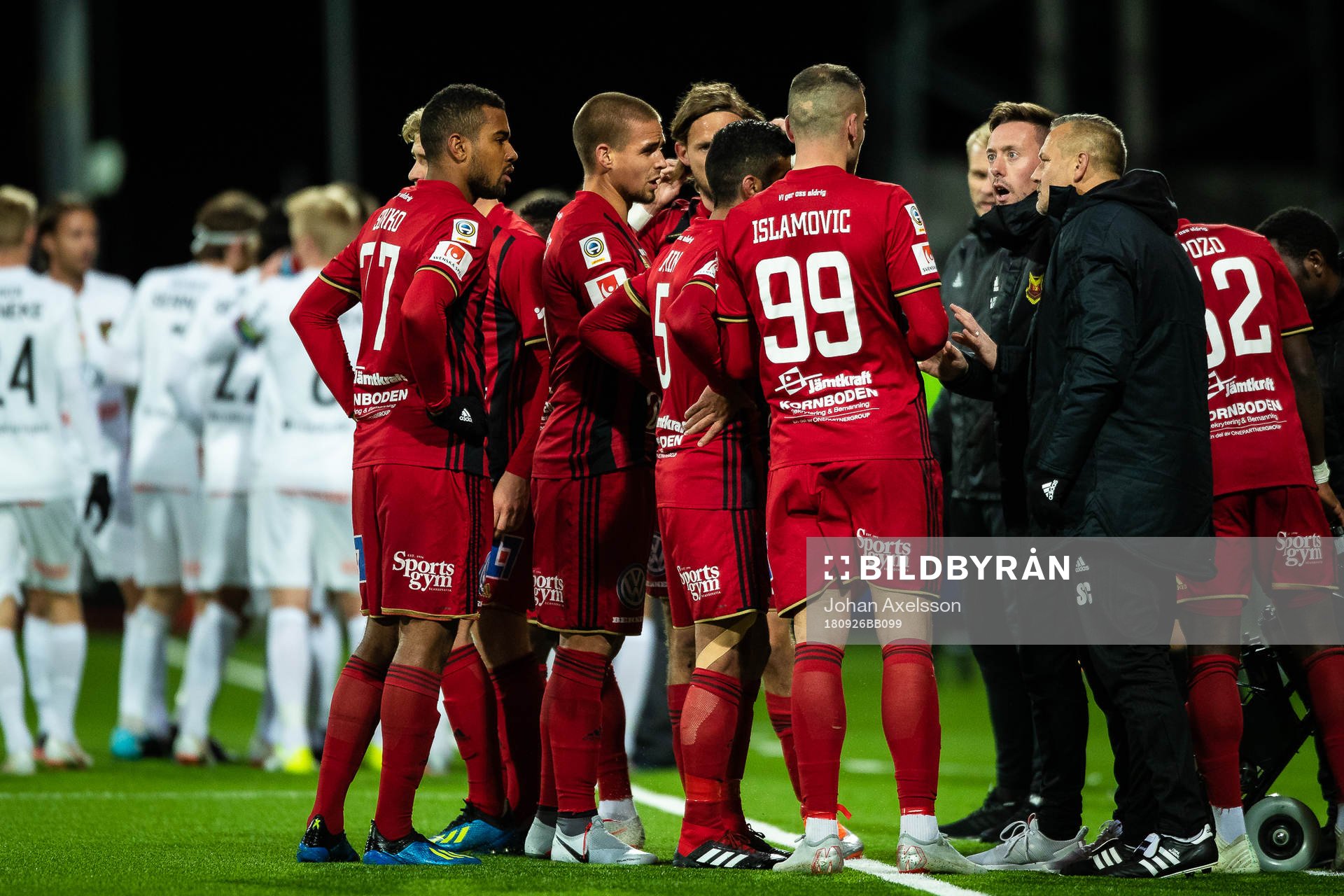 Östersunds tränare Ian Burchnall  pratar taktik