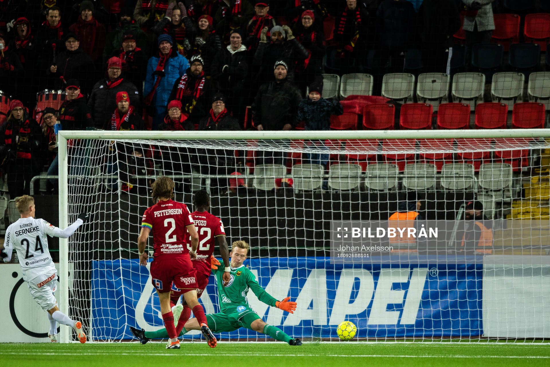 Brommapojkarnas Fritiof Björkén skjuter utanför målvakten i Östersund Andreas Andersson under fotbollsmatchen i Allsvenskan mellan Östersund och Brommapojkarna den 26 September 2018 i Östersund.