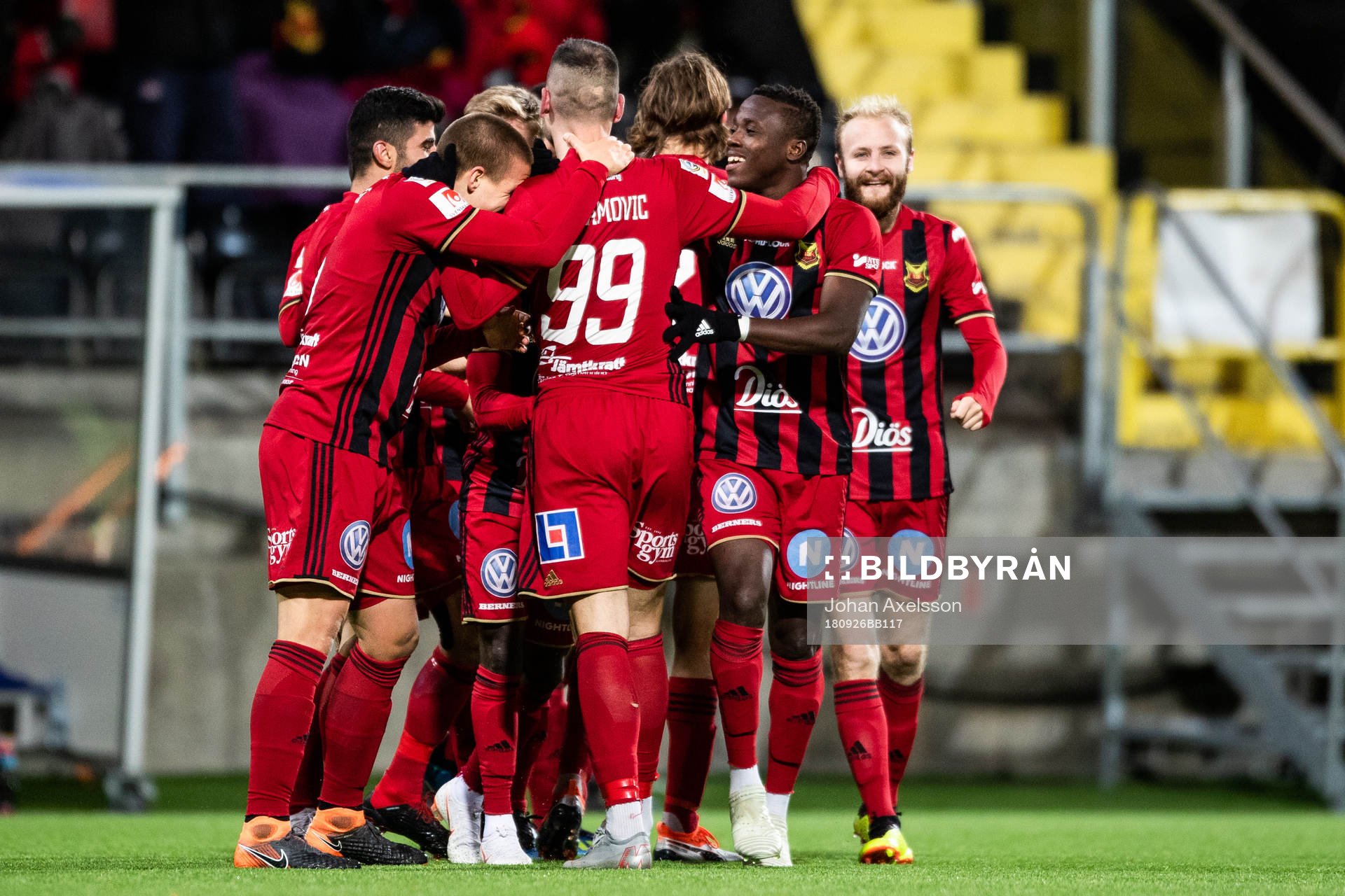 Östersunds Dino Islamovic blir omkramad