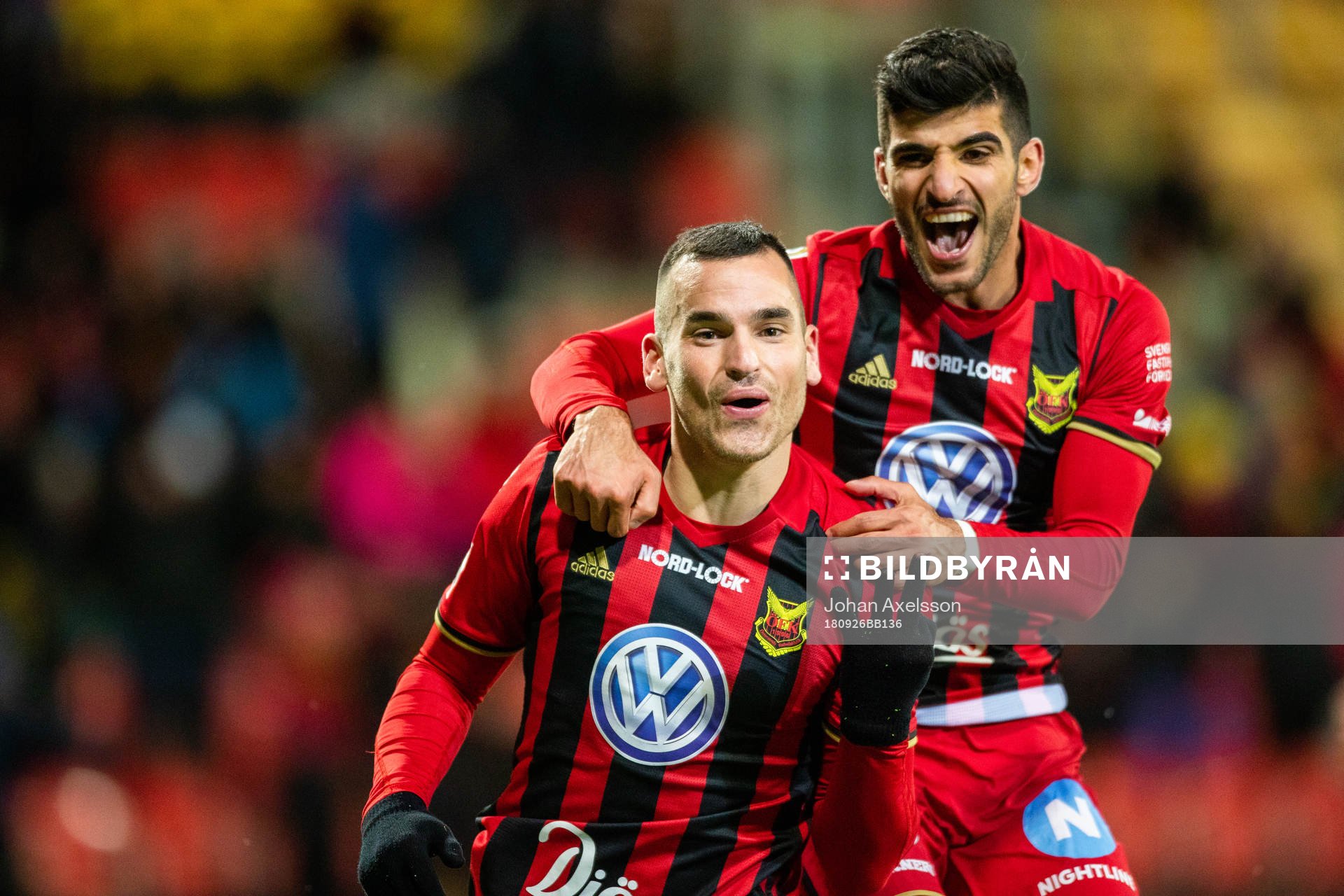 Östersunds Dino Islamovic blir omkramad av Rewan Amin under fotbollsmatchen i Allsvenskan mellan Östersund och Brommapojkarna den 26 September 2018 i Östersund.