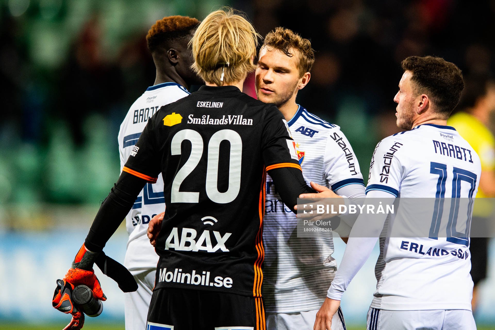 Sundsvalls Sundsvalls målvakt William Eskelinen tackas av