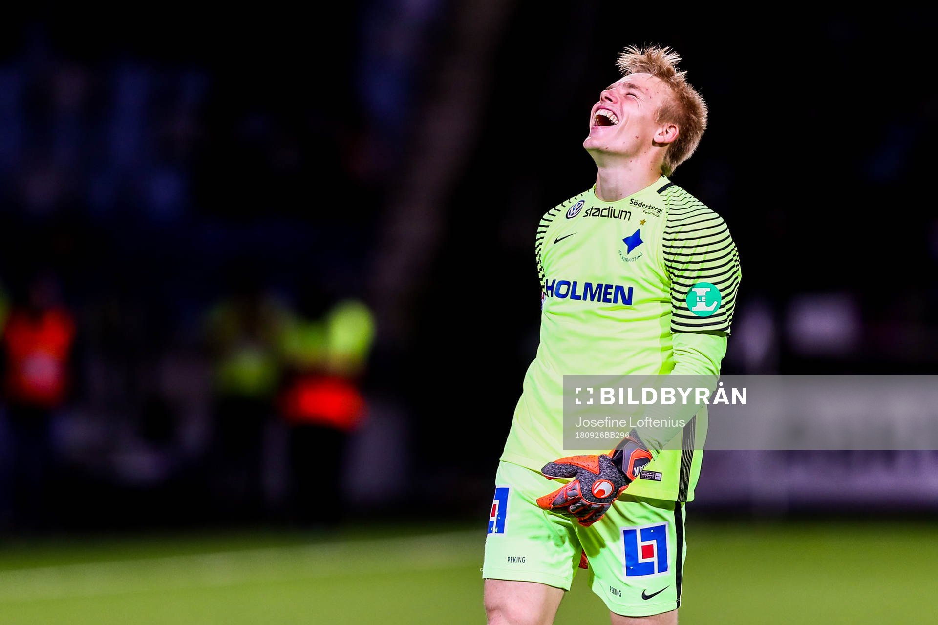 Norrköpings målvakt Isak Pettersson jublar efter 3-1 under fotbollsmatchen i Allsvenskan mellan Norrköping och Malmö den 26 september 2018 i Norrköping.