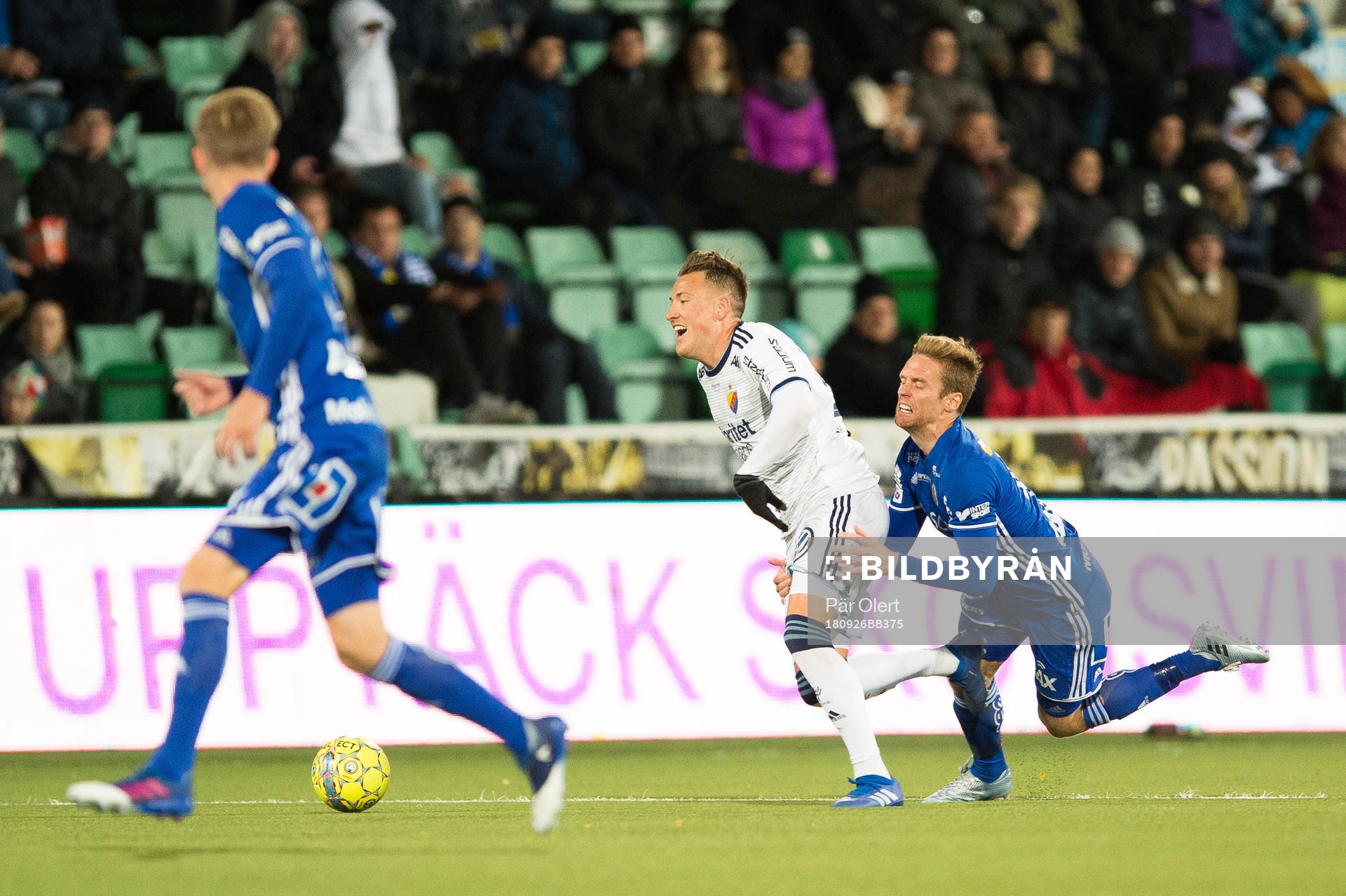 Djurgårdens Fredrik Ulvestad jagas av Sundsvalls David