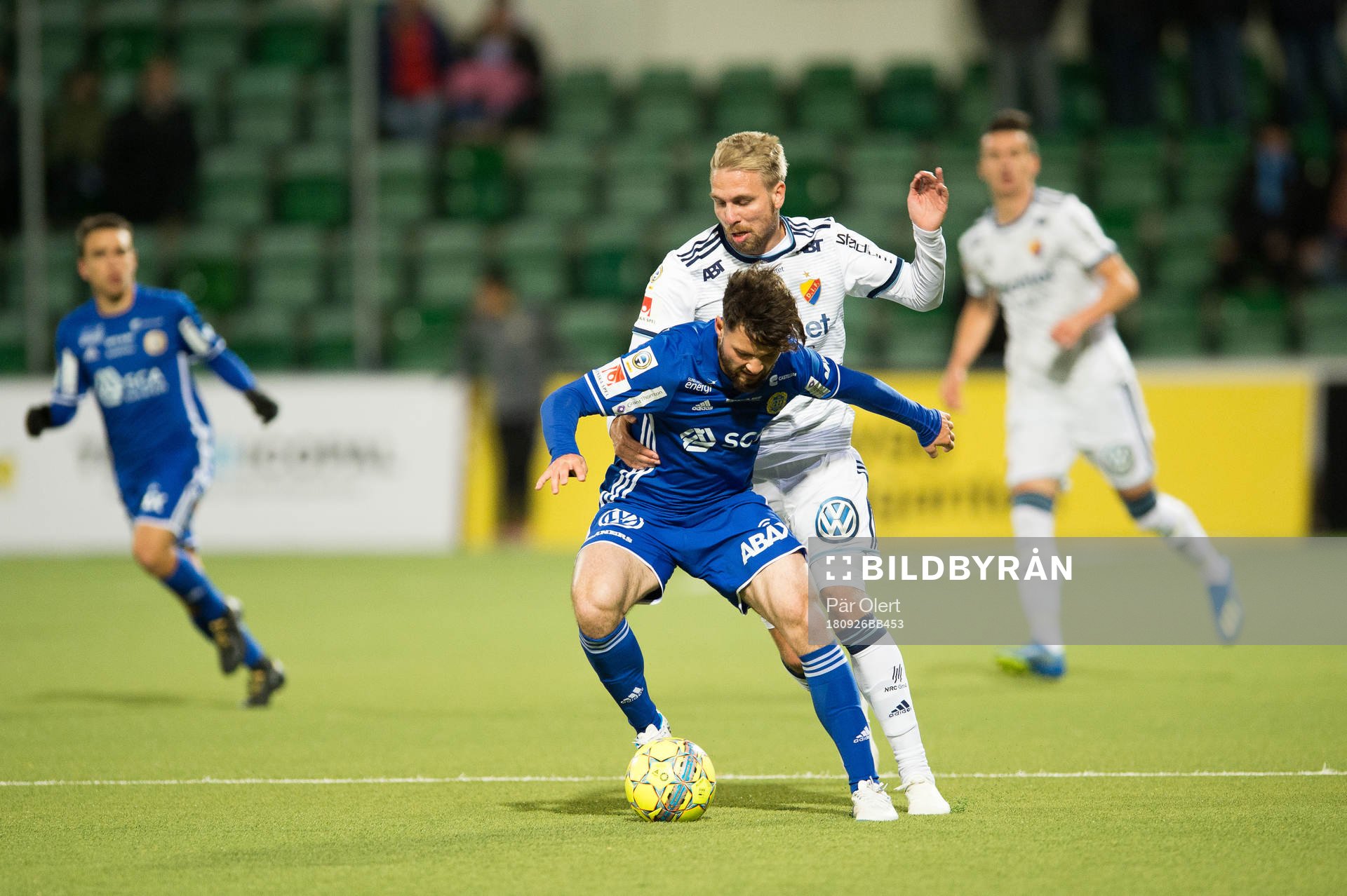 Sundsvalls Jonathan Tamimi Syberg och Djurgårdens Jonathan Ring under fotbollsmatchen i Allsvenskan mellan GIF Sundsvall och Djurgården den 26 september 2018 i Sundsvall.