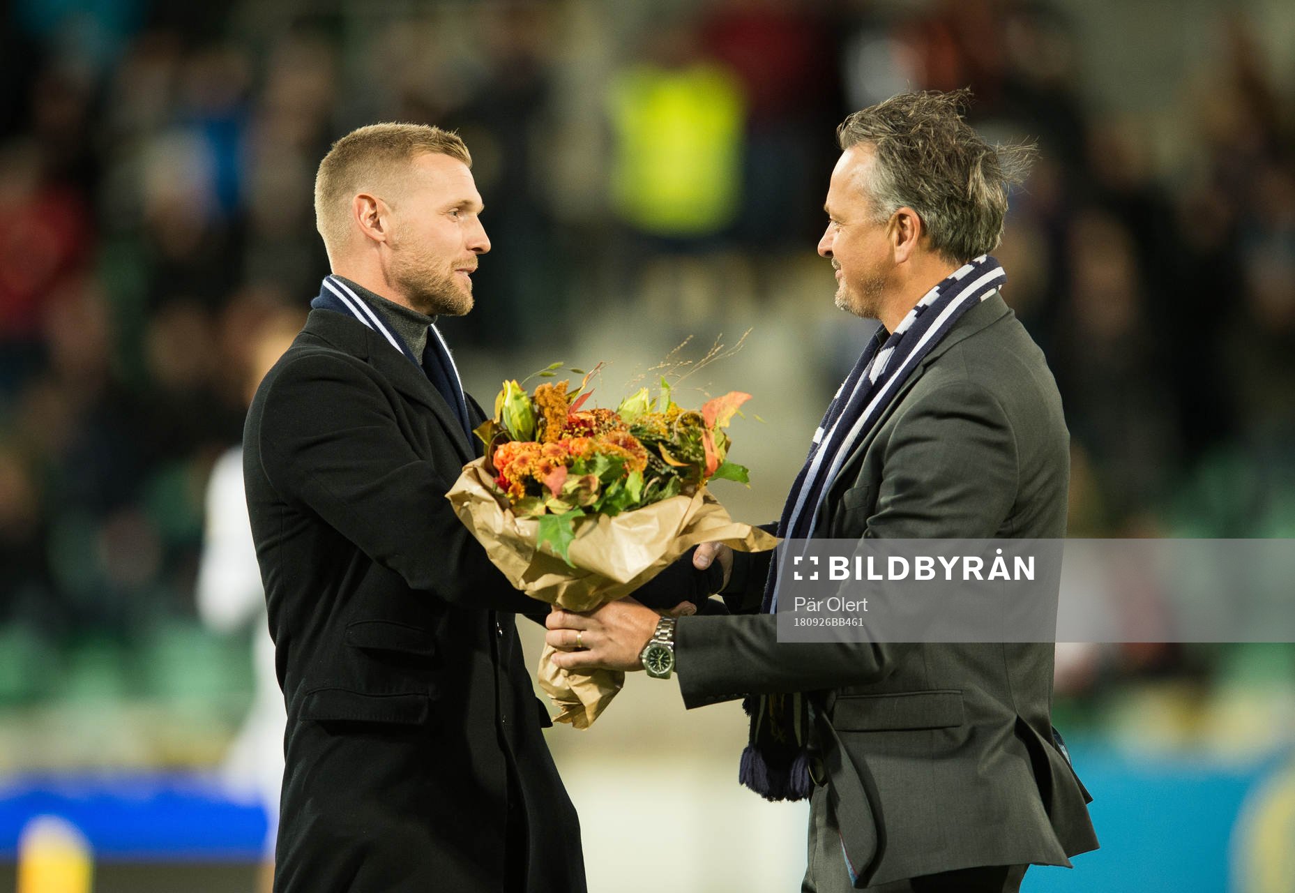 Sundsvalls sportchef Urban Hagblom uppvaktar målvakten Tommy Naurin som tvingas sluta pga skada som under fotbollsmatchen i Allsvenskan mellan GIF Sundsvall och Djurgården den 26 september 2018 i Sundsvall.