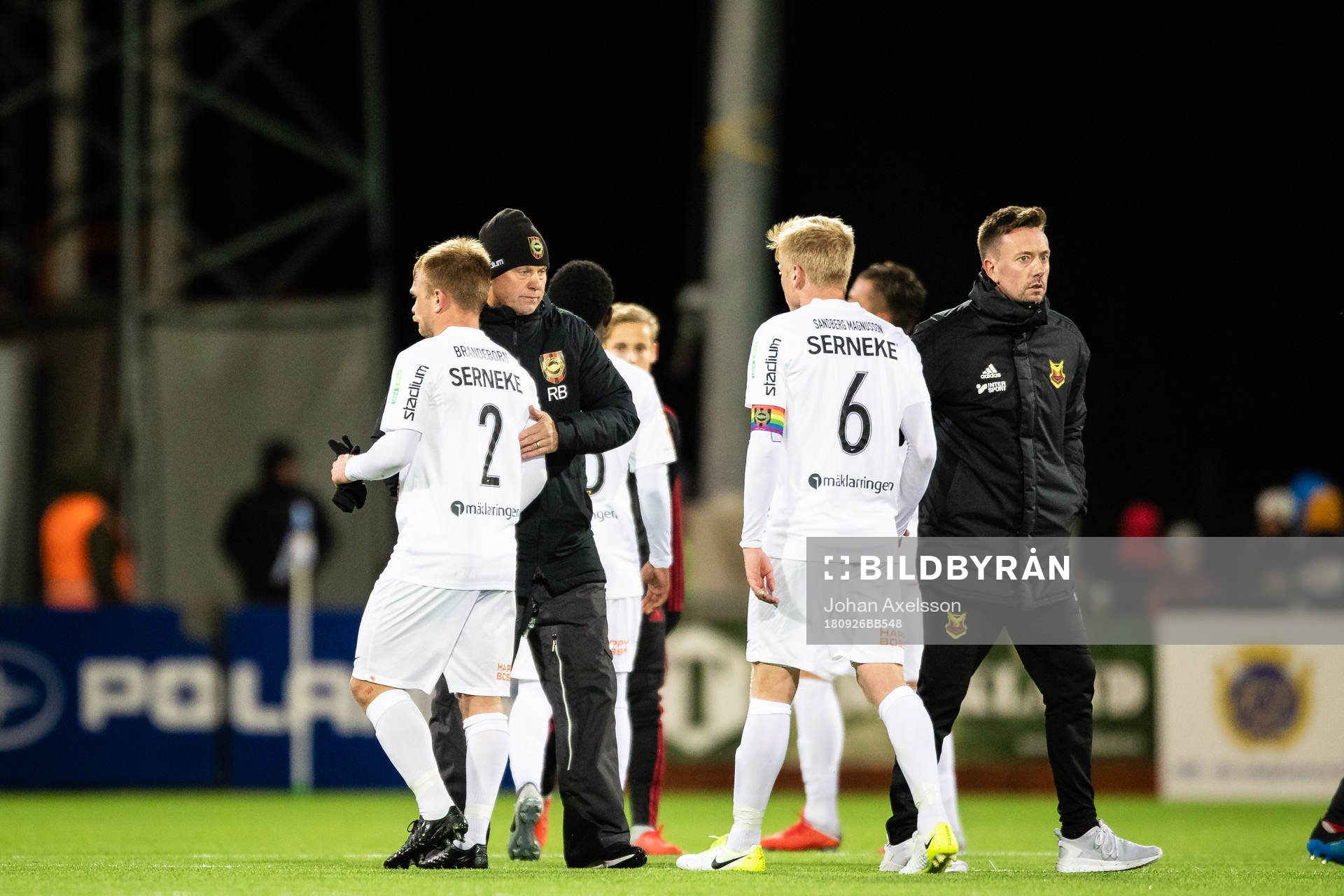 Brommapojkarnas Christopher Brandeborn  blir omkramade av