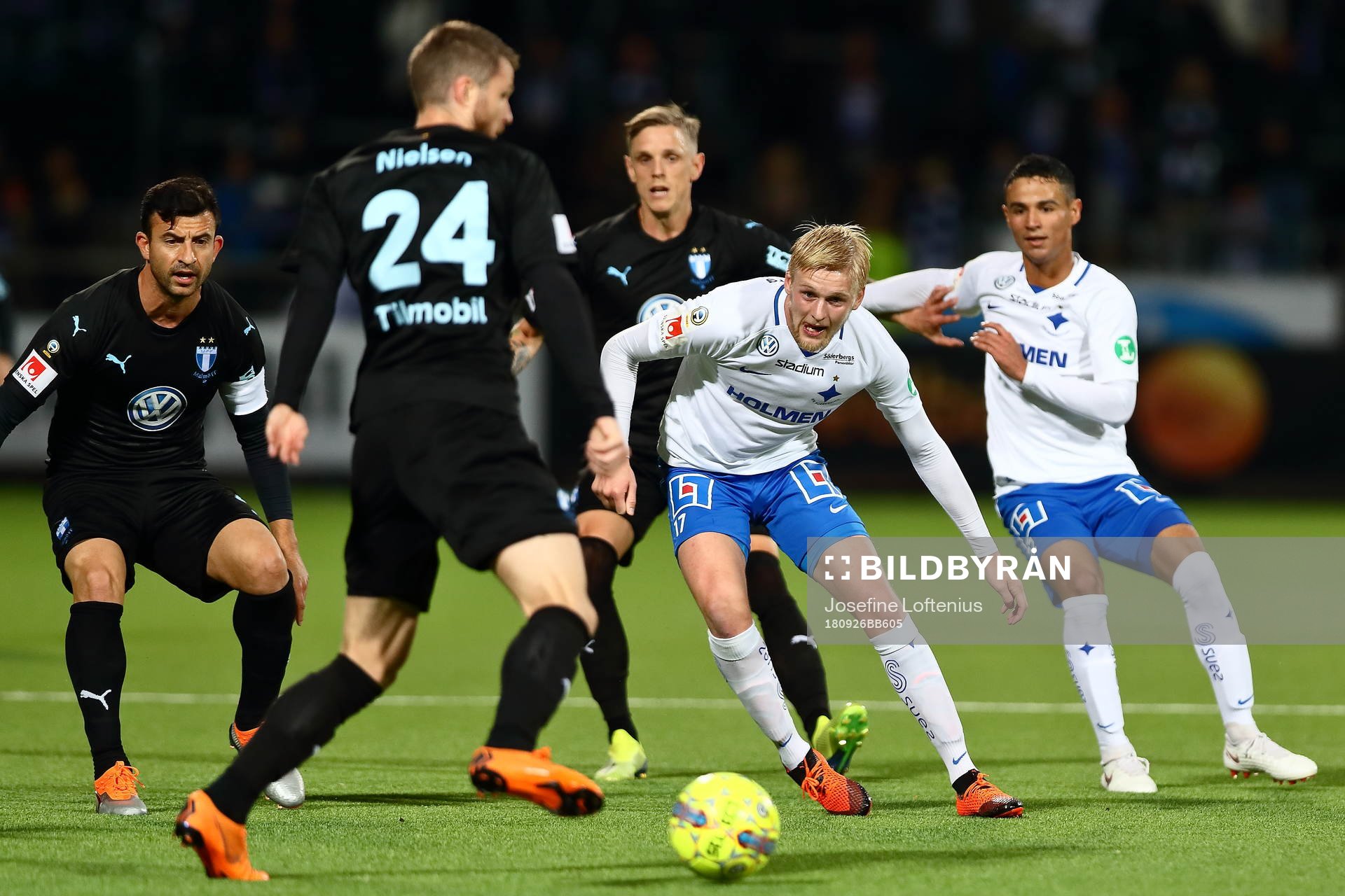 Norrköpings Kalle Holmberg har blicken på Malmö FFs