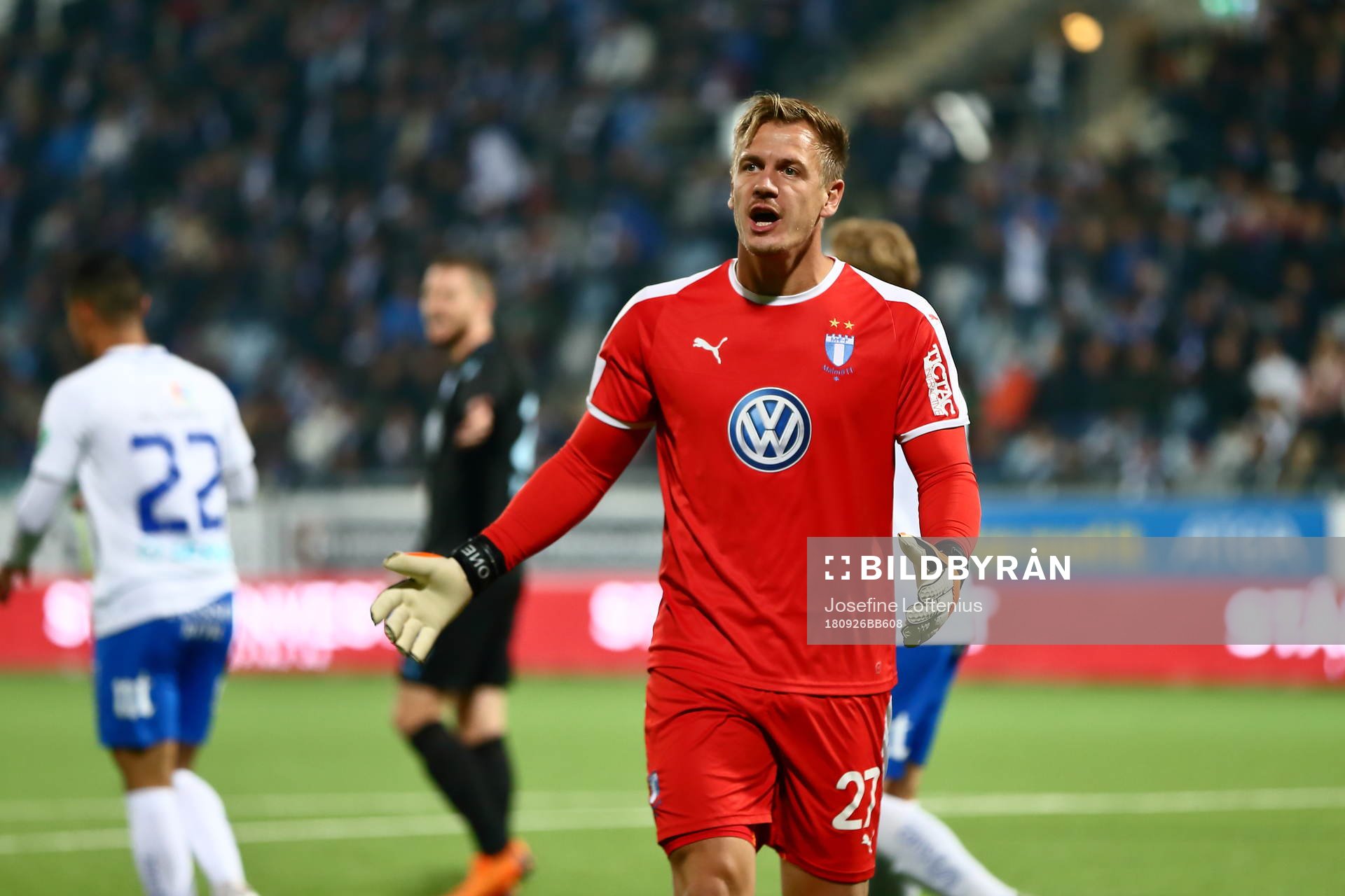 Malmö FFs målvakt Johan Dahlin reagerar