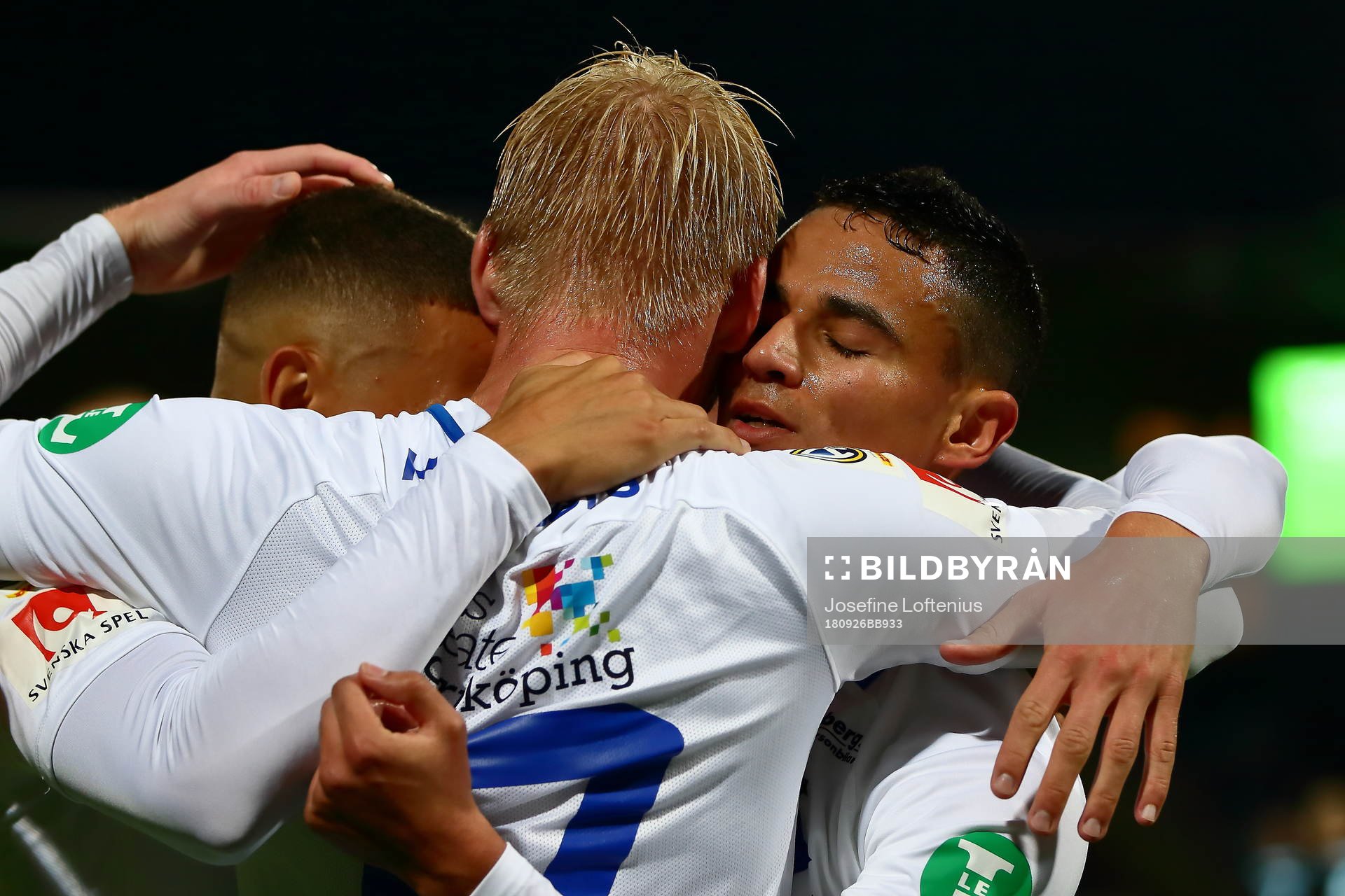 Norrköpings Ian Smith och Jordan Larsson kramas med