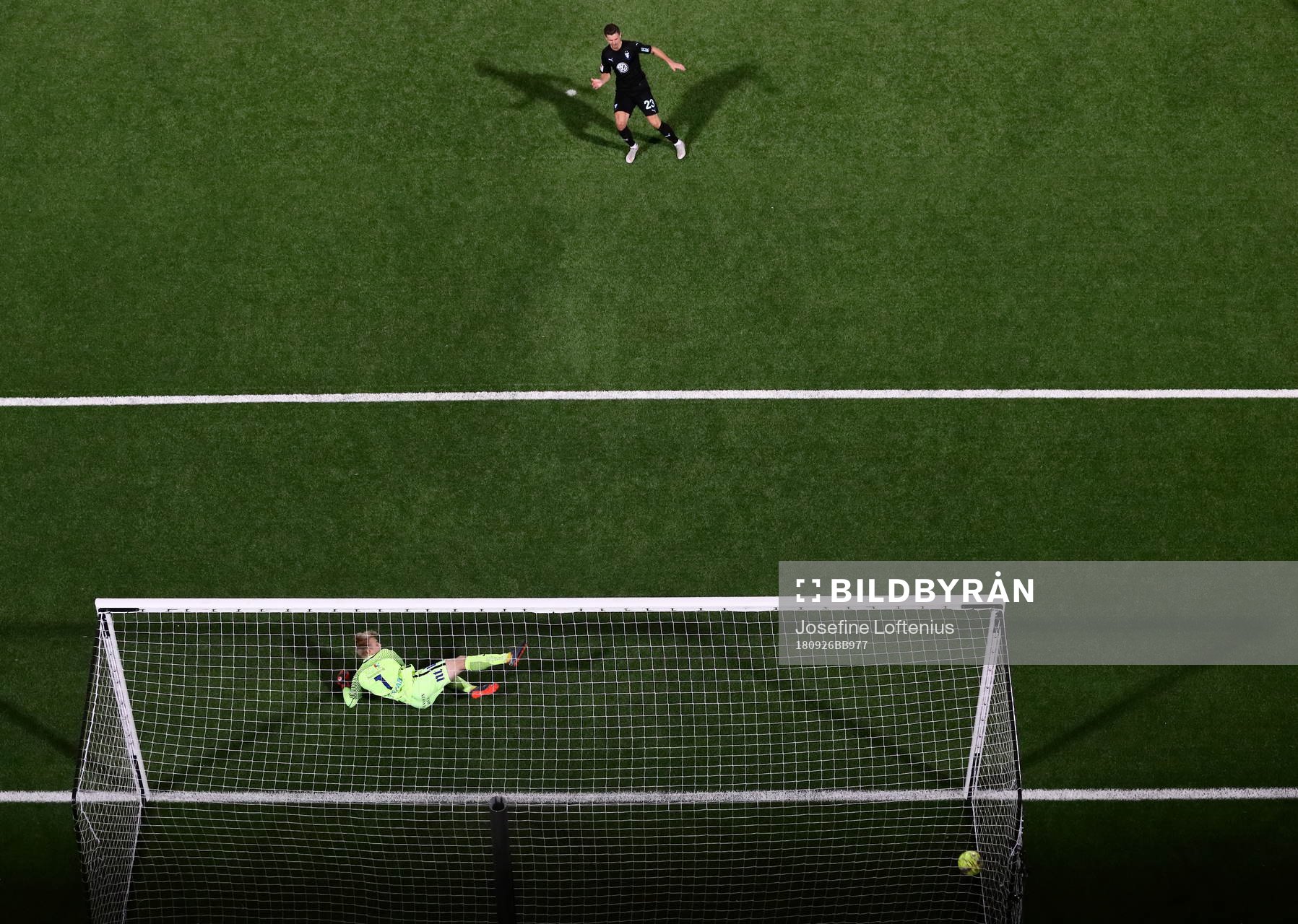 Malmö FFs Marcus Antonsson gör mål 1-1 på straff på