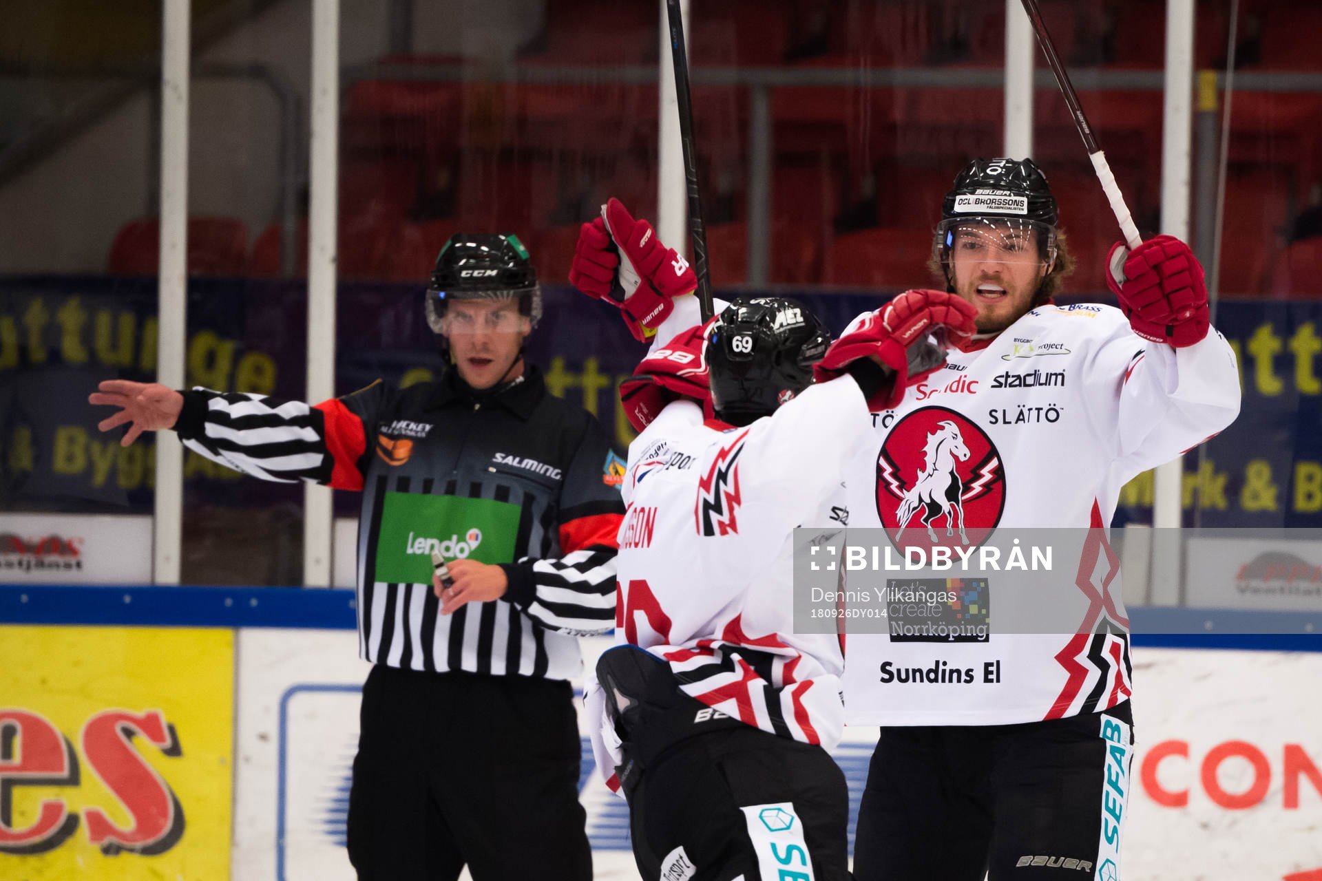 Vita Hästens Lukas Löfquist jublar