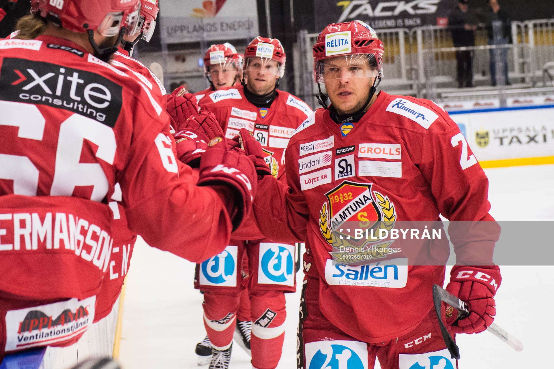 Almtunas Lucas Sandström jublar med lagkamrater