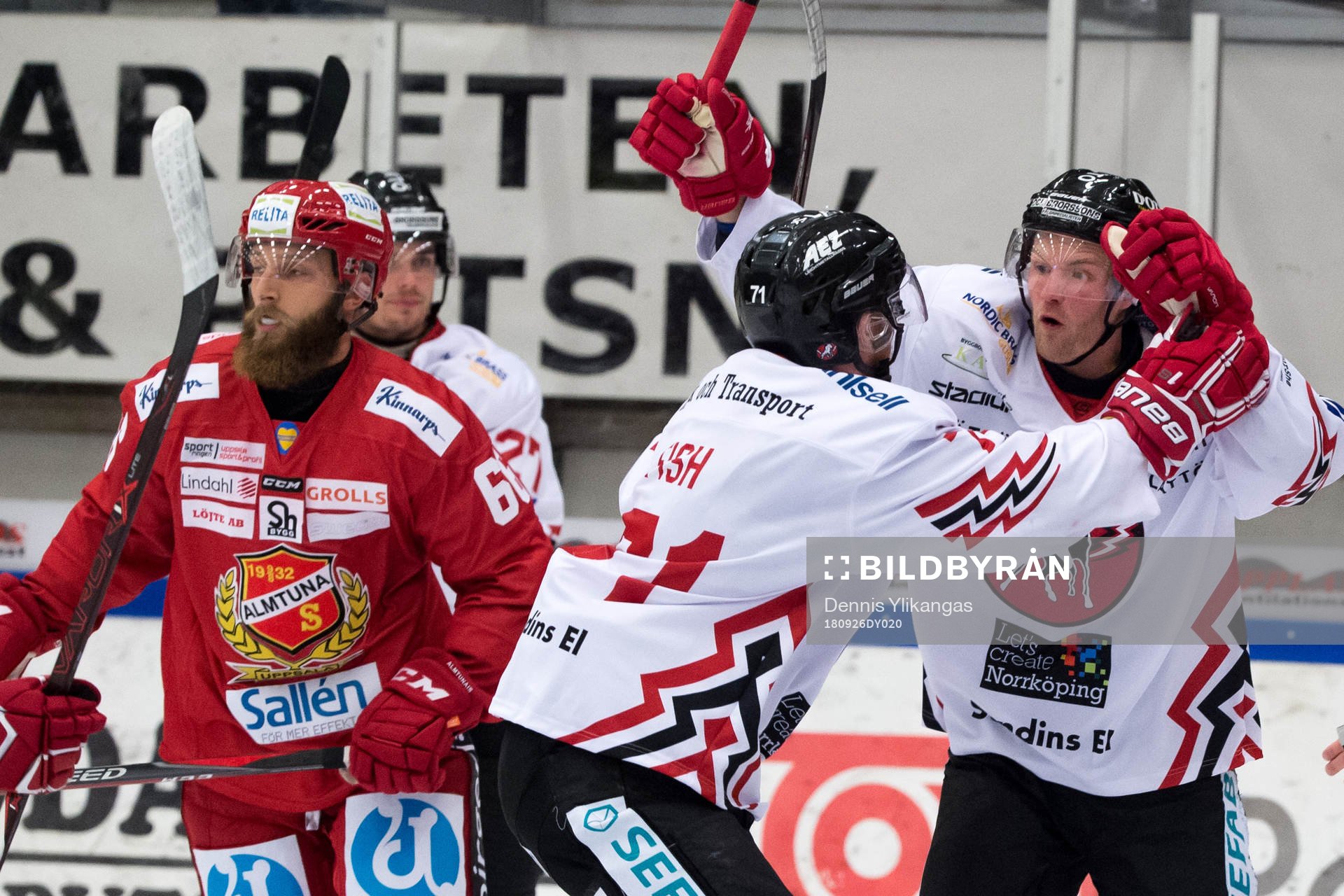 Vita Hästens Jesper Samuelsson jublar med lagkamrat