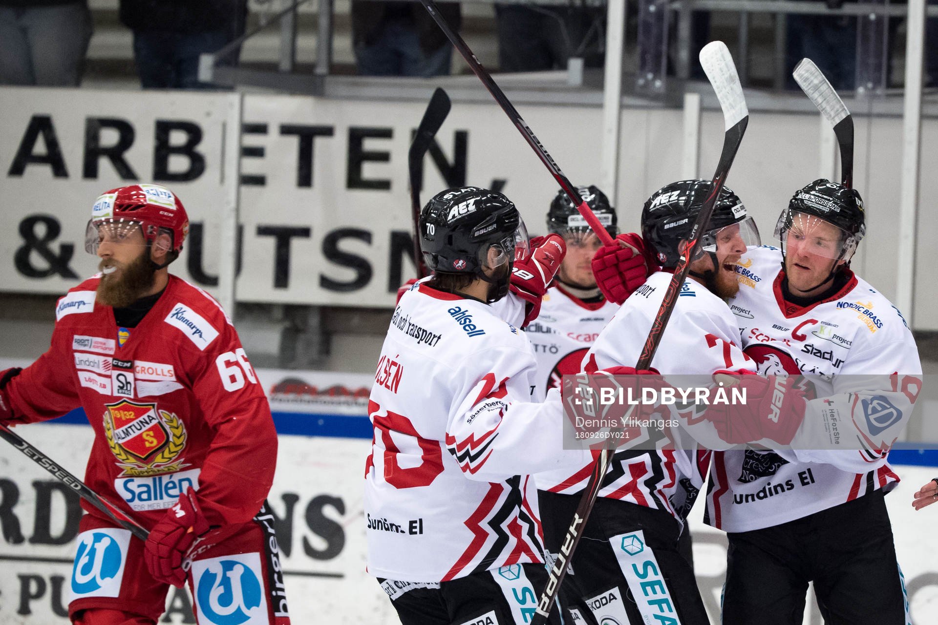 Vita Hästens Jesper Samuelsson jublar med lagkamrater