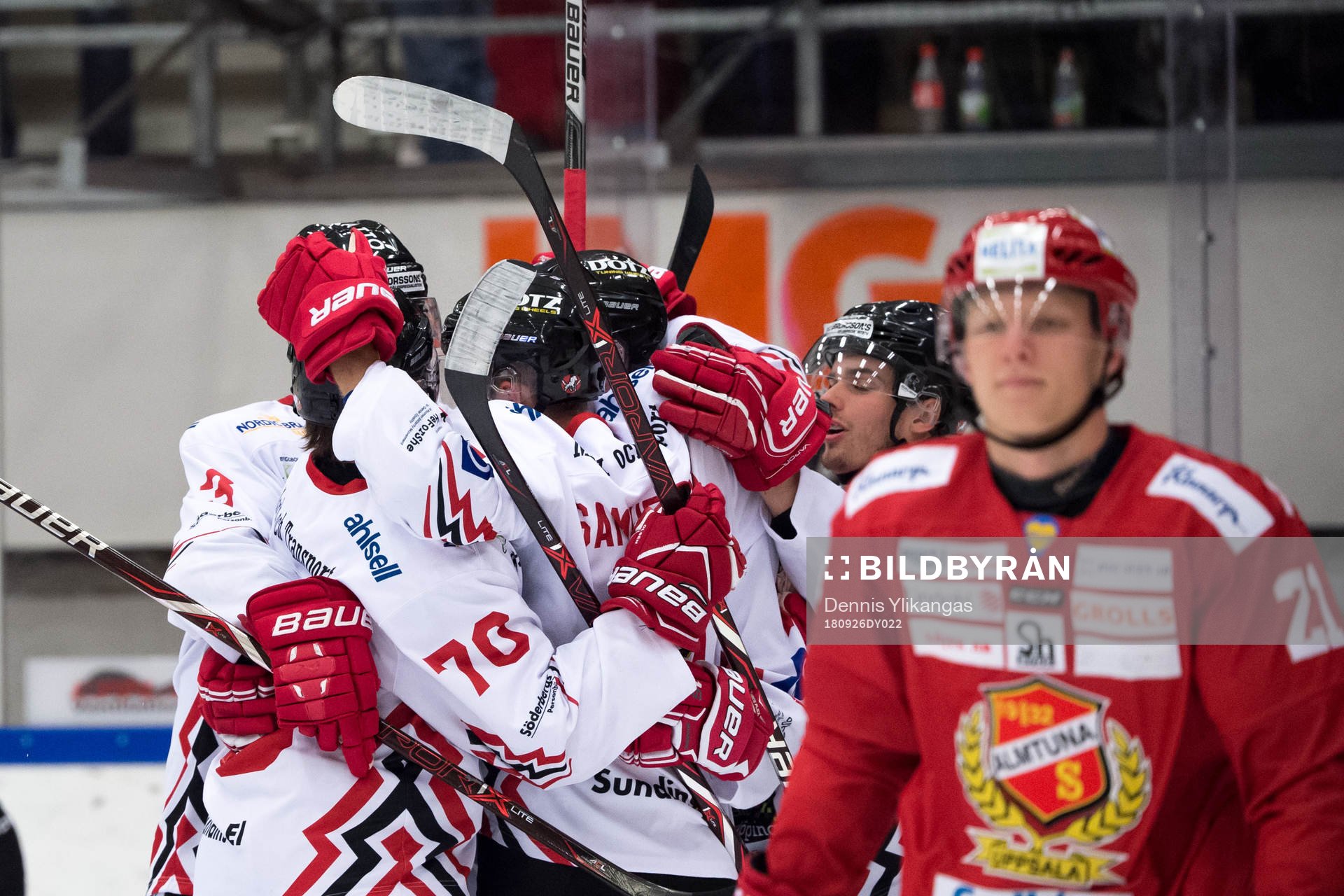Vita Hästens Jesper Samuelsson jublar med lagkamrater