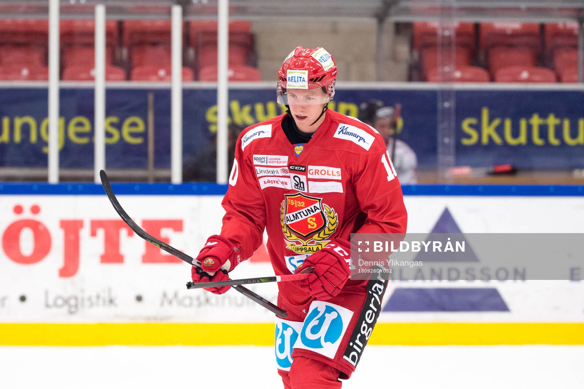 Almtunas Simon Johansson bryter av sin klubba i ilska