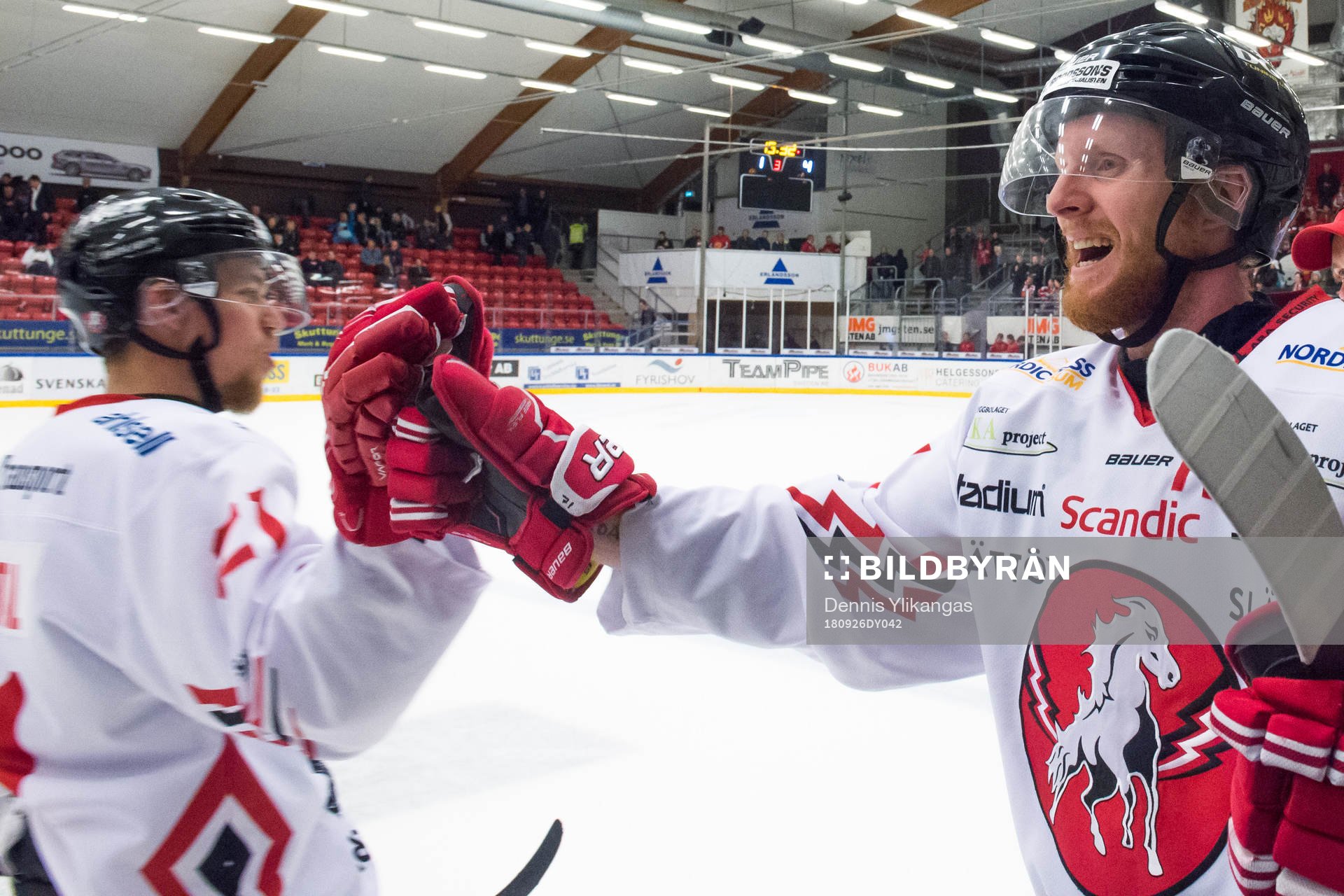 Vita Hästens Kevin Elgestål jublar med Christopher Fish