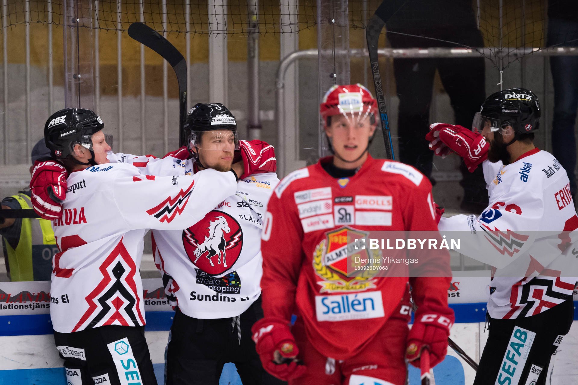 Vita Hästens Kevin Elgestål jublar med Simon Krekula  och