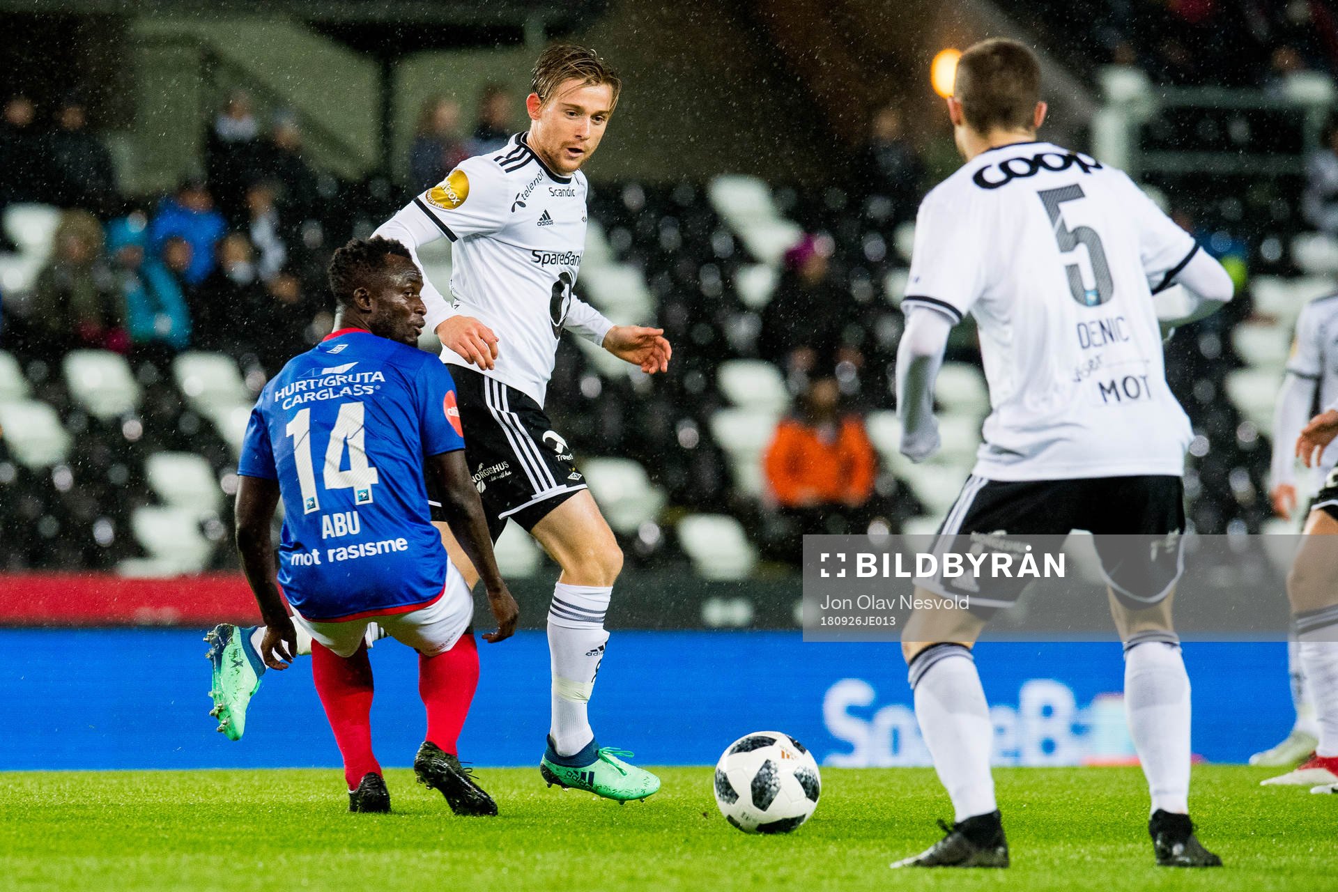 Mohammed Abu of Vålerenga and Yann-Erik de Lanlay of