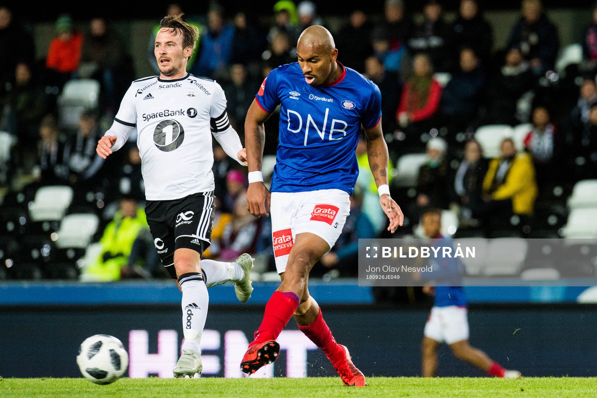 Mike Jensen of Rosenborg and Felipe Carvalho of Vålerenga