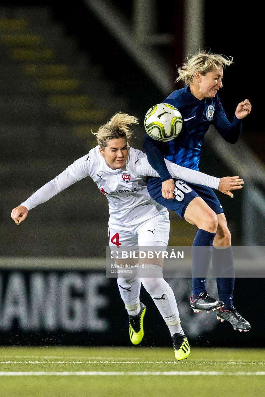Rosengårds Hanna Folkesson och Rjazans Elena Danilova i nickduell under fotbollsmatchen i Champions League mellan Rosengård och Rjazan den 26 september 2018 i Malmö.