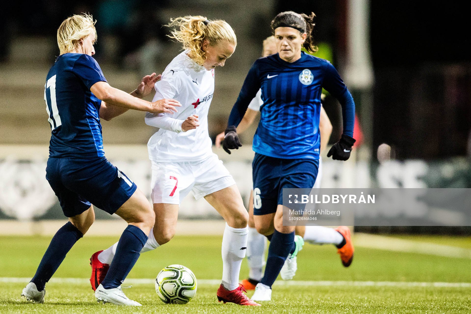 Rosengårds Ebba Wieder tar sig förbi Rjazans Elena