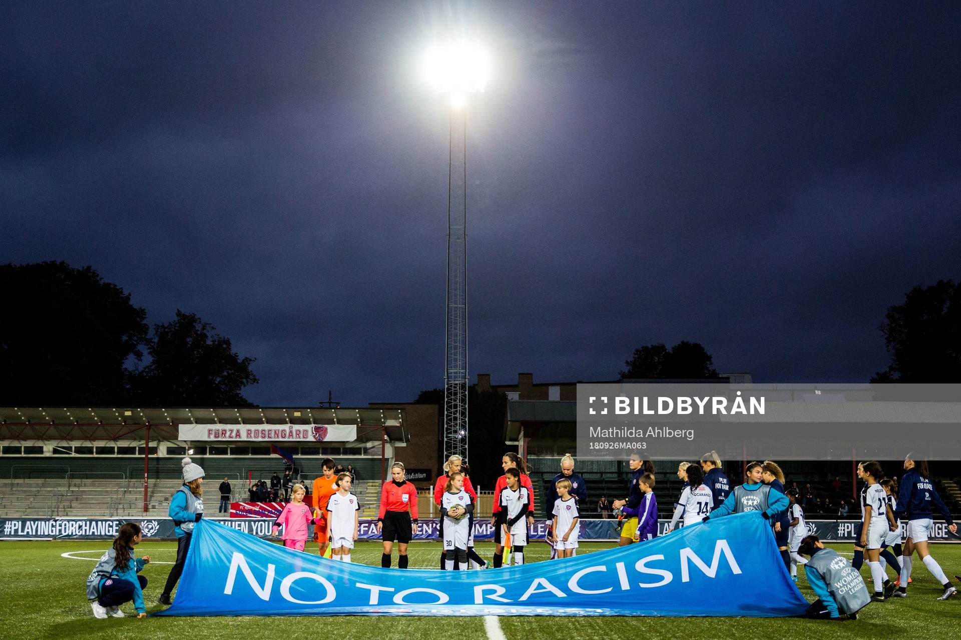 Banderoll med texten No to Racism