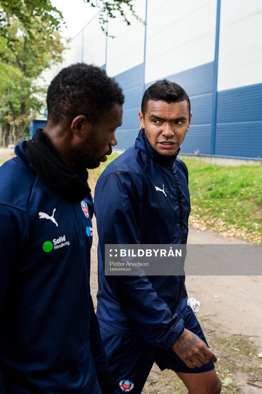 Wanderson Do Carmo och Mohammed Abubakari lämnar planen