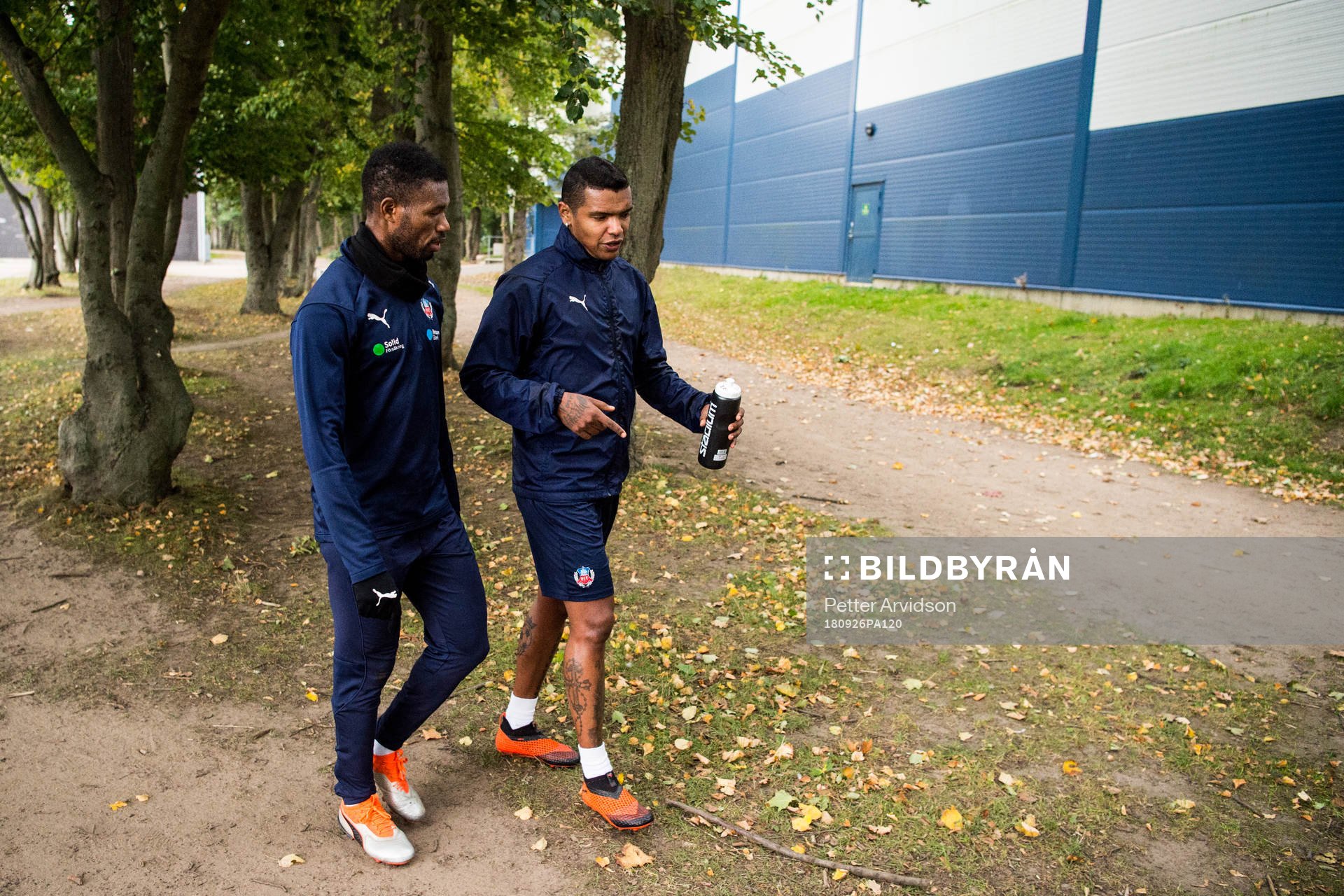 Wanderson Do Carmo och Mohammed Abubakari lämnar planen