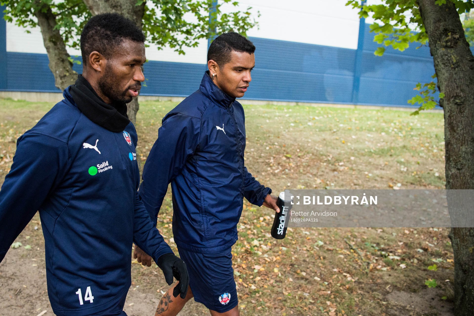 Wanderson Do Carmo och Mohammed Abubakari lämnar planen